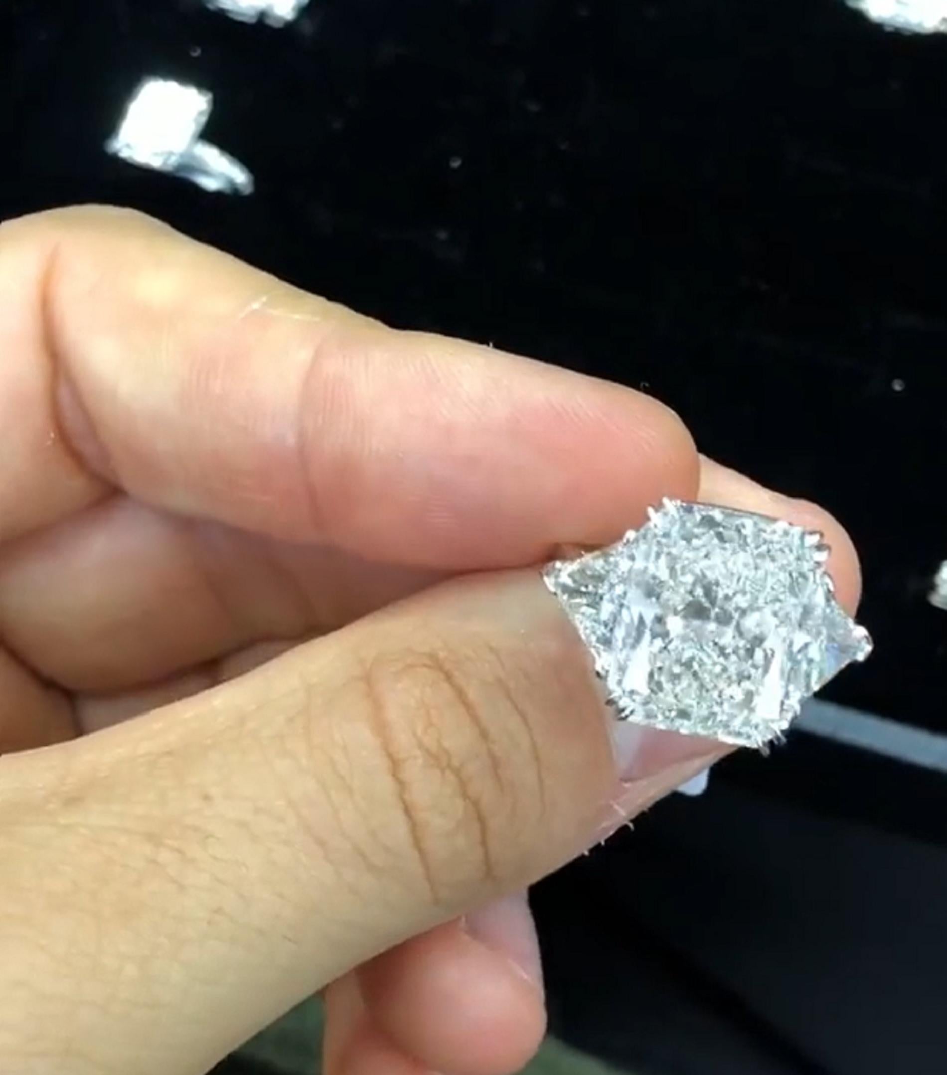 An exquisite GIA certified diamond with VVS1 clarity, g color 
excellent polish
excellent symmetry 
none fluorescence

