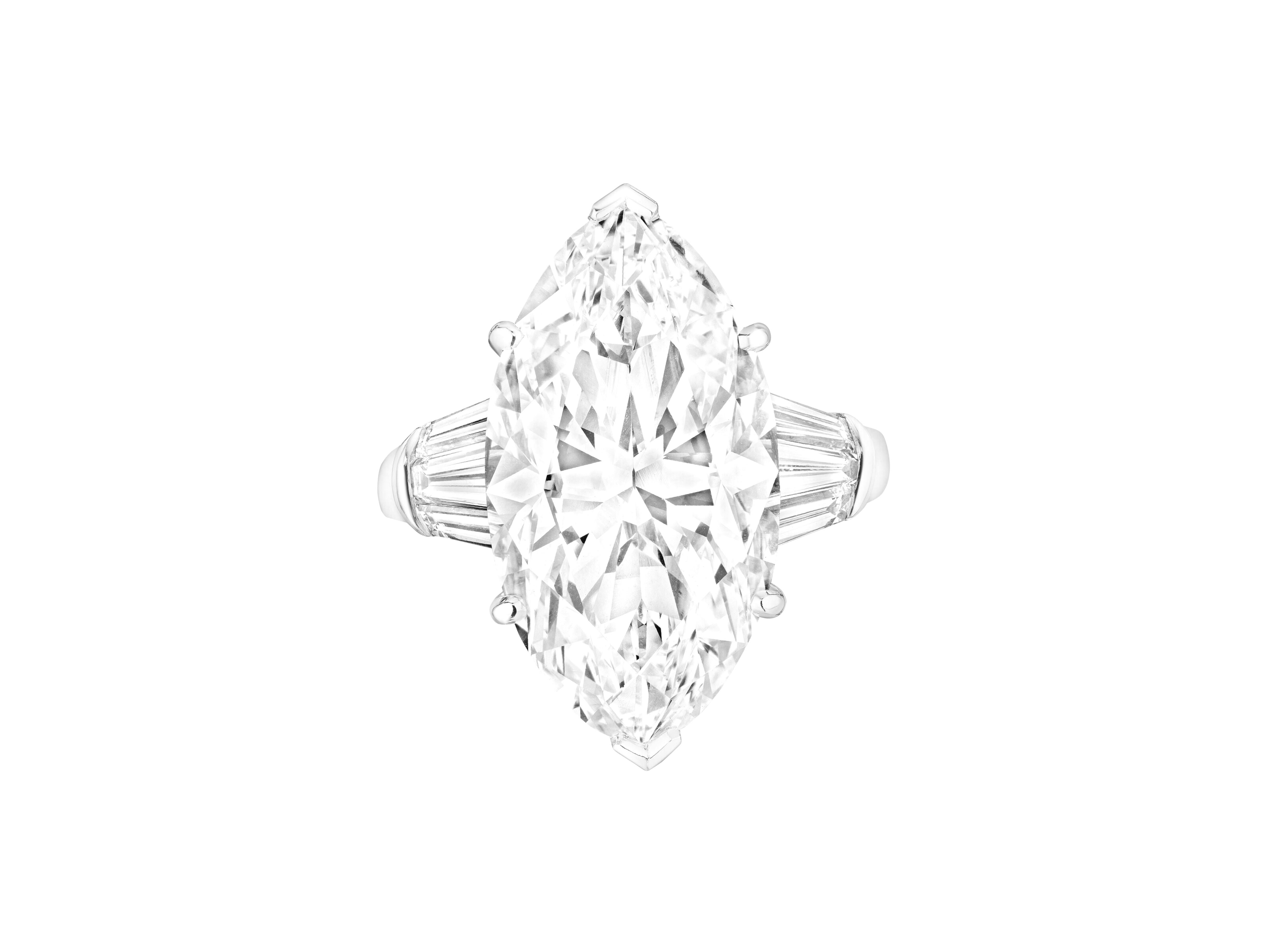 Este exquisito anillo solitario presenta un Diamante talla marquesa de 5 quilates certificado por el GIA, engastado en un diseño atemporal de platino. El diamante presenta una calidad excepcional, con las siguientes características:

Grado de color: