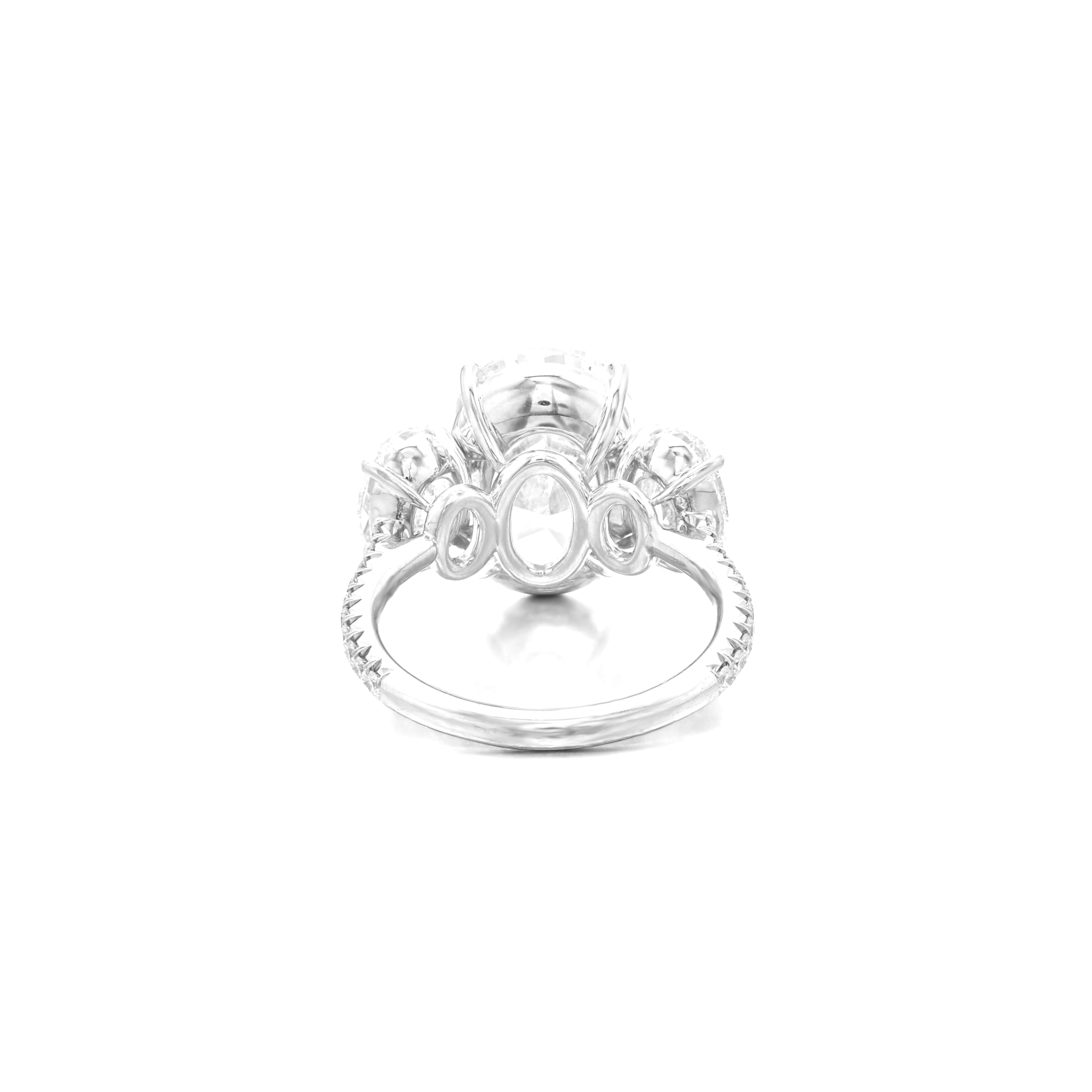 Bague exquise en platine avec trois pierres et un diamant ovale

la pierre principale pèse 5 carats les diamants latéraux pèsent 2 carats chacun

trois pierres ont fait l'objet d'un rapport GIA