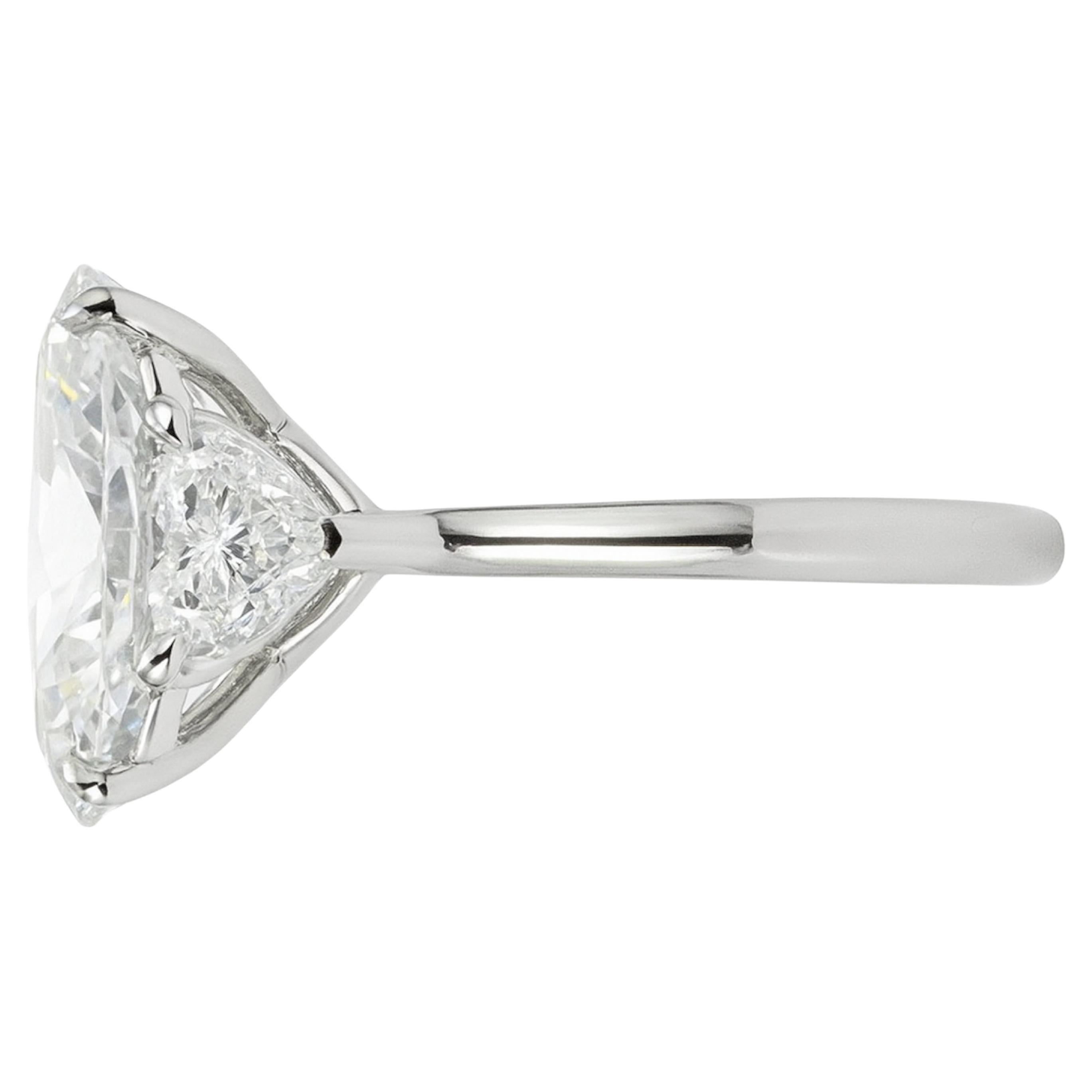 Dieser atemberaubende GIA-zertifizierte Ring vom Typ TYP IIA Golconda zeichnet sich durch einen bemerkenswerten 5-Karat-Diamanten im Ovalschliff aus, der mit herzförmigen Diamanten an jeder Seite besetzt ist. 
Das aus 18 Karat Weißgold gefertigte