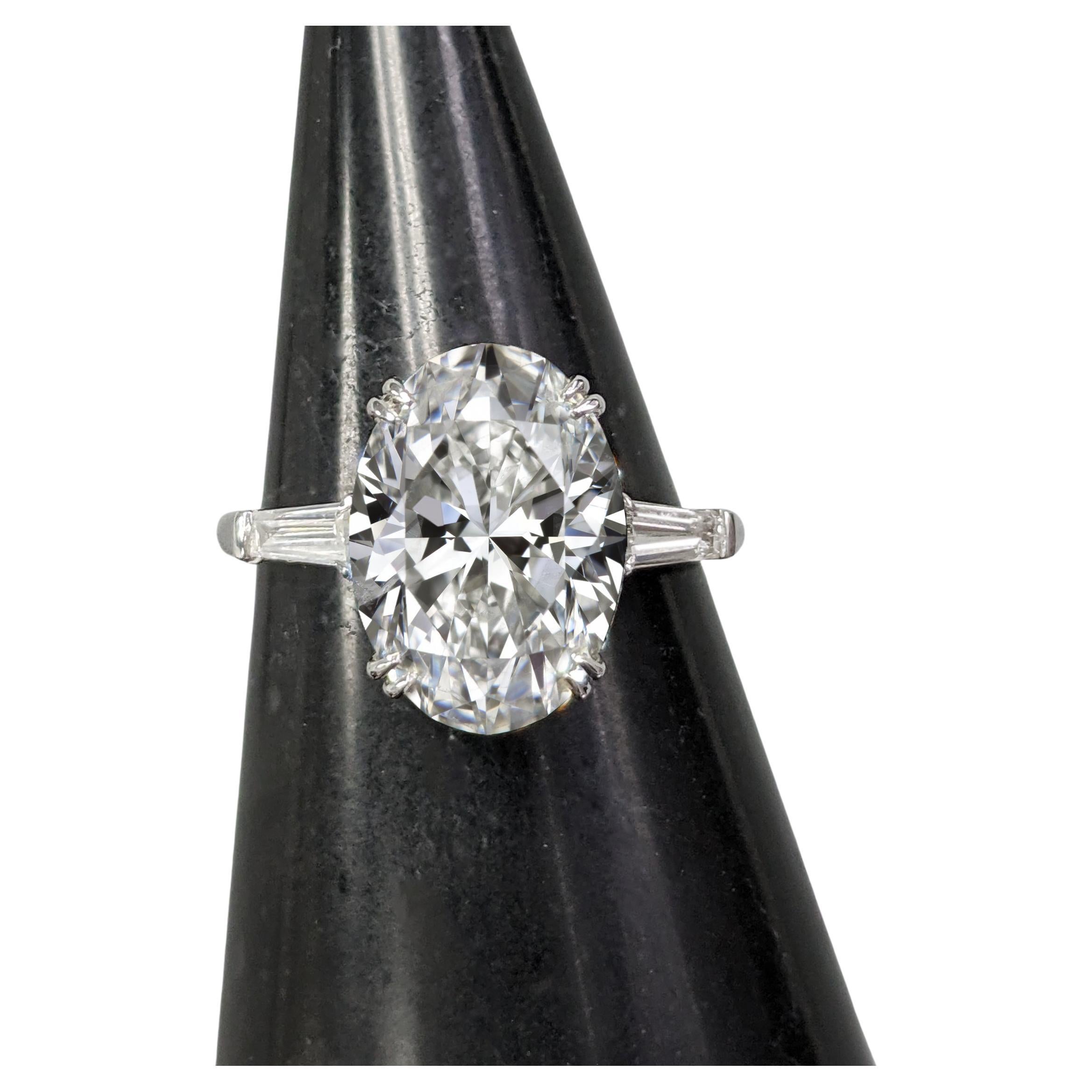 Atemberaubender 5-Karat-Diamantring, bei dem der Hauptstein ein ideales Verhältnis aufweist, das sein anmutiges Aussehen unterstreicht. 

Dieser bemerkenswerte Edelstein ist mit einer exzellenten Politur und einer sehr guten Symmetrie versehen, die