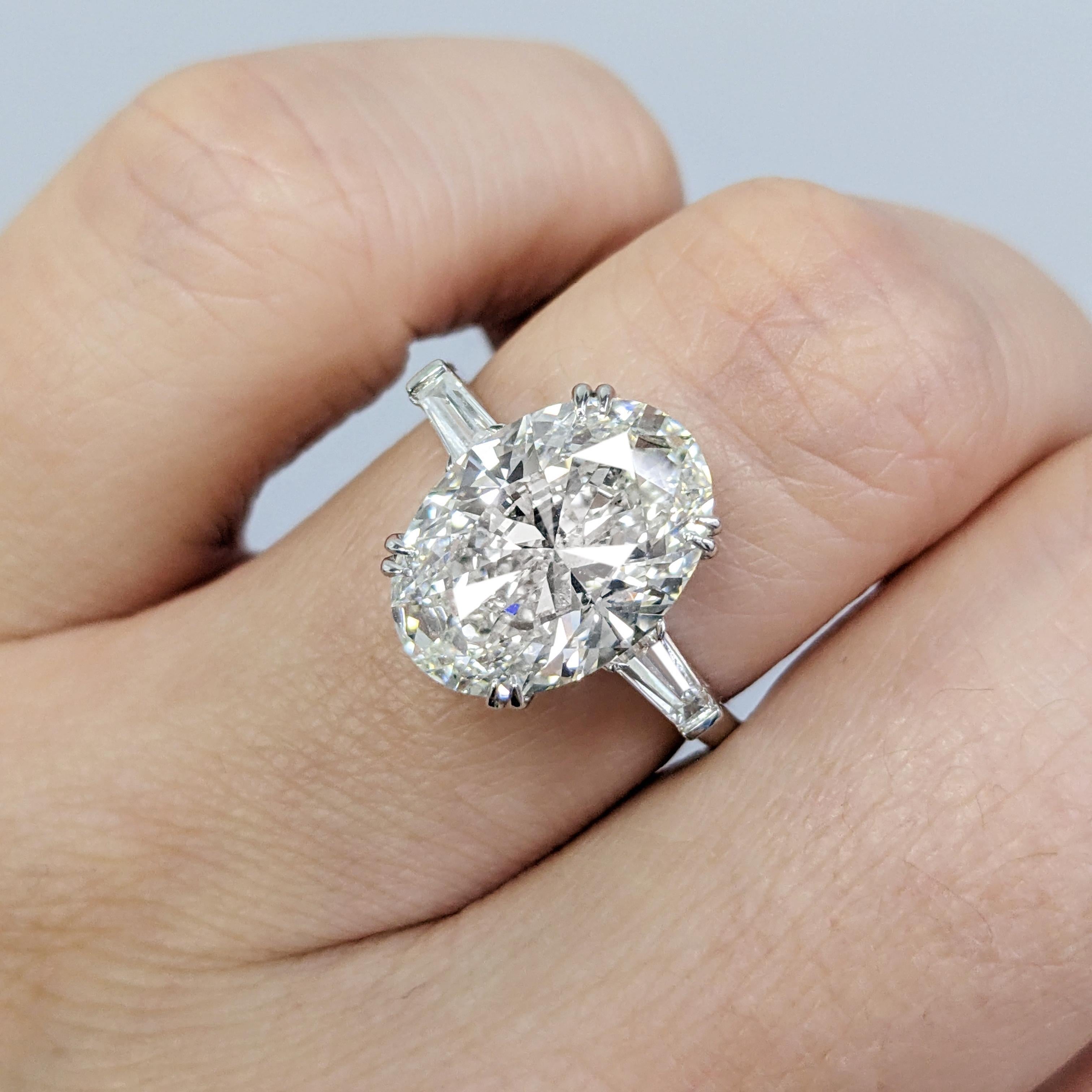 GIA-zertifizierter 5 Karat ovaler Diamant-Verlobungsring D COLOR (Moderne) im Angebot