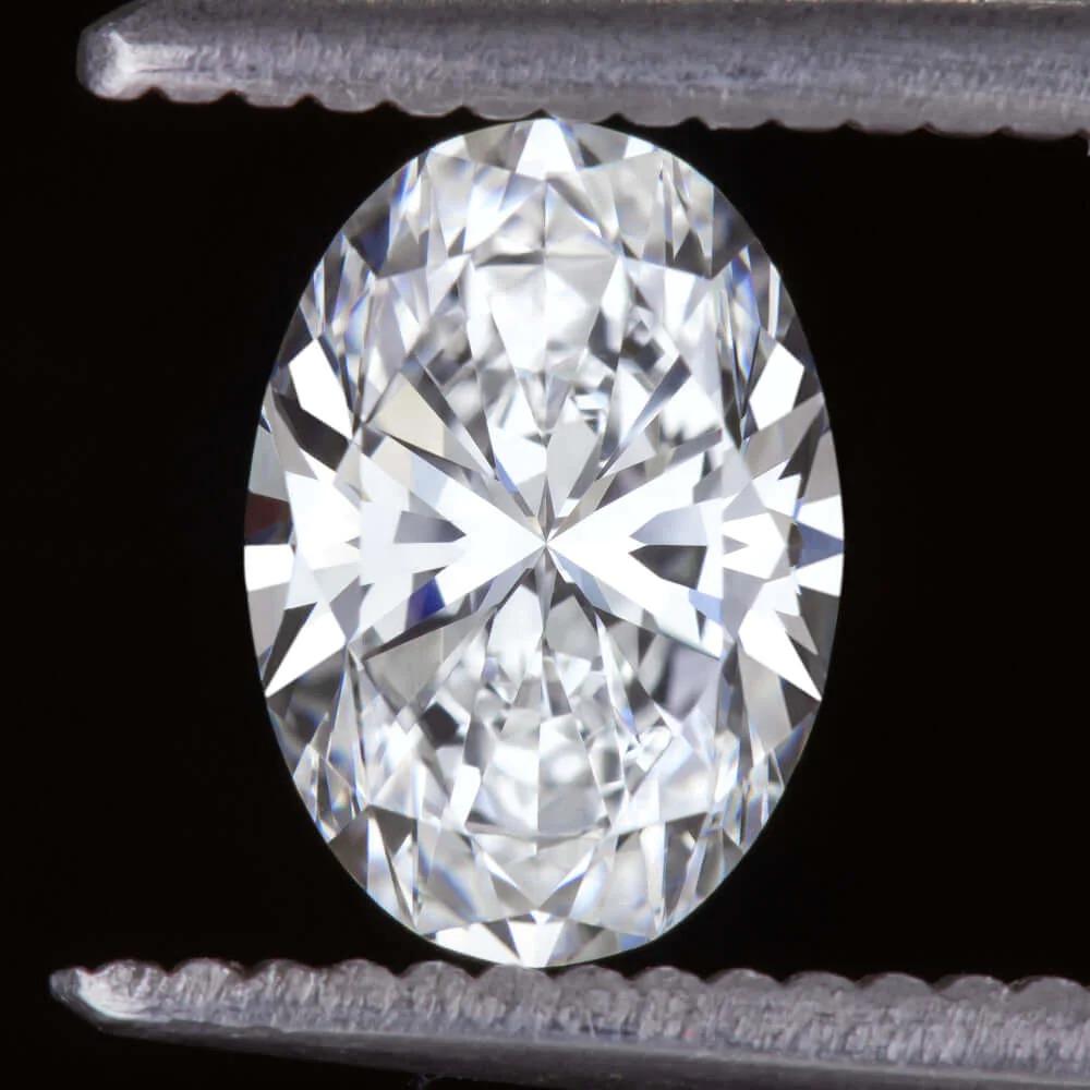 Ein exquisiter, von GIA zertifizierter Diamant
5,00 Karat
G Farbe
SI1 Klarheit
ausgezeichnete Politur
hervorragender Schnitt
