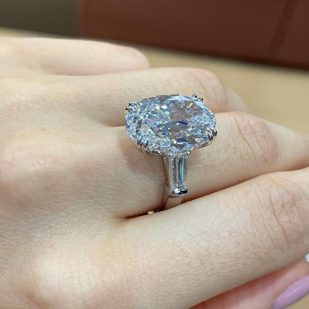 Contemporaneo Anello di fidanzamento con diamante ovale da 5.01 carati certificato GIA con baguette affusolata in vendita