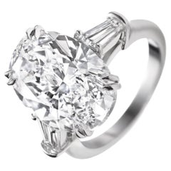 Bague de fiançailles avec diamant ovale de 5.02 carats certifié par le GIA  avec baguette effilée