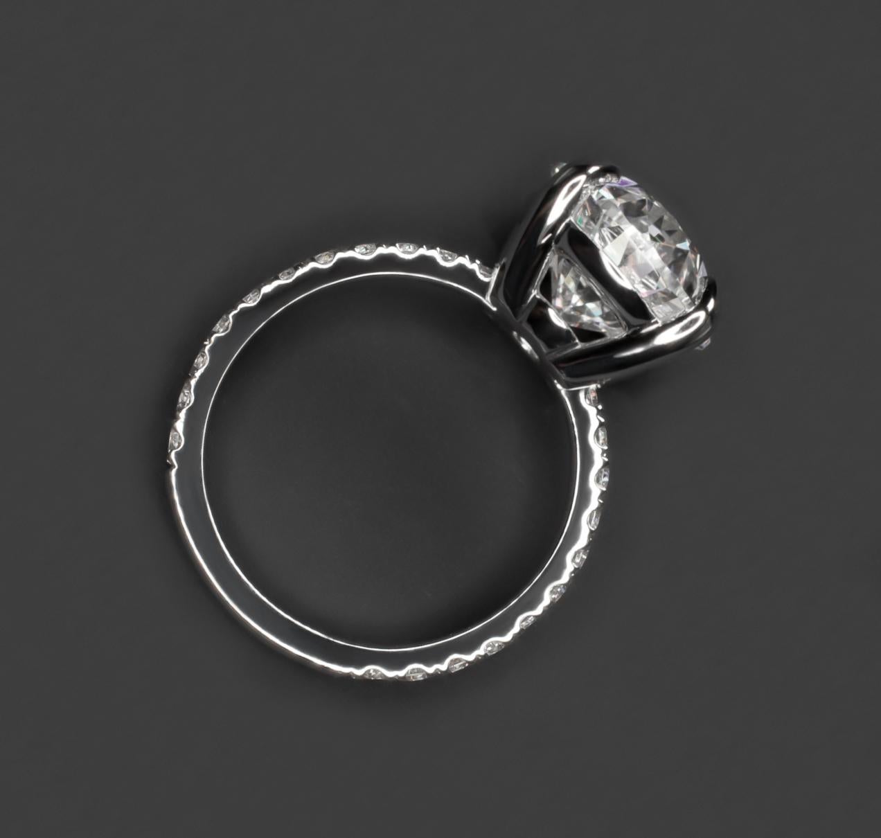 Un étonnant diamant d'investissement d'un poids exceptionnel de 5 carats 
VS1 Clarté 100% propre à l'œil.
La pierre principale est un diamant certifié GIA, dont le rapport gemmologique indique une couleur E et une pureté VS1.
