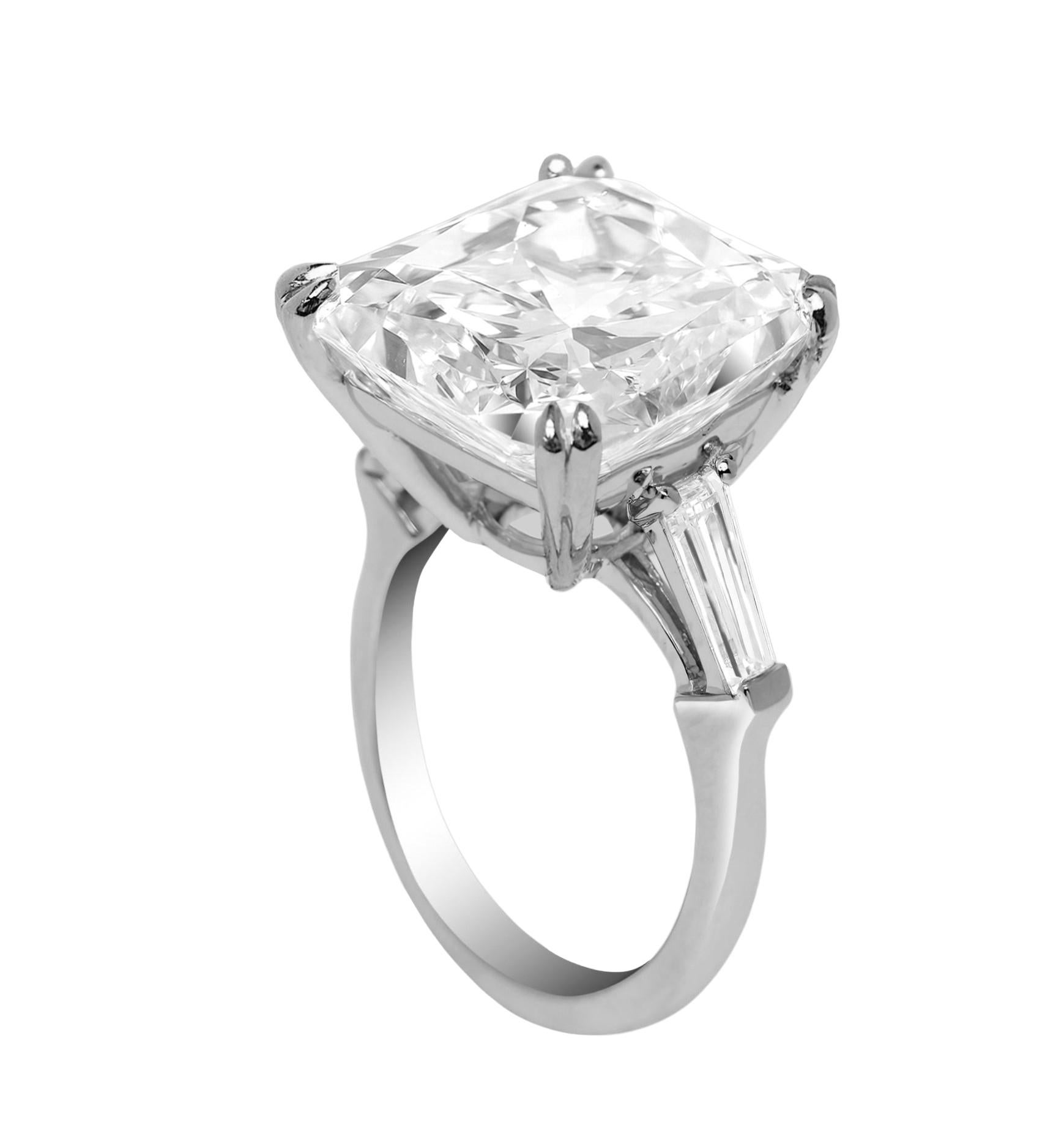 GIA Certified 5 Carat Radiant Cut Diamond Platinum Solitare Ring In New Condition For Sale In Rome, IT