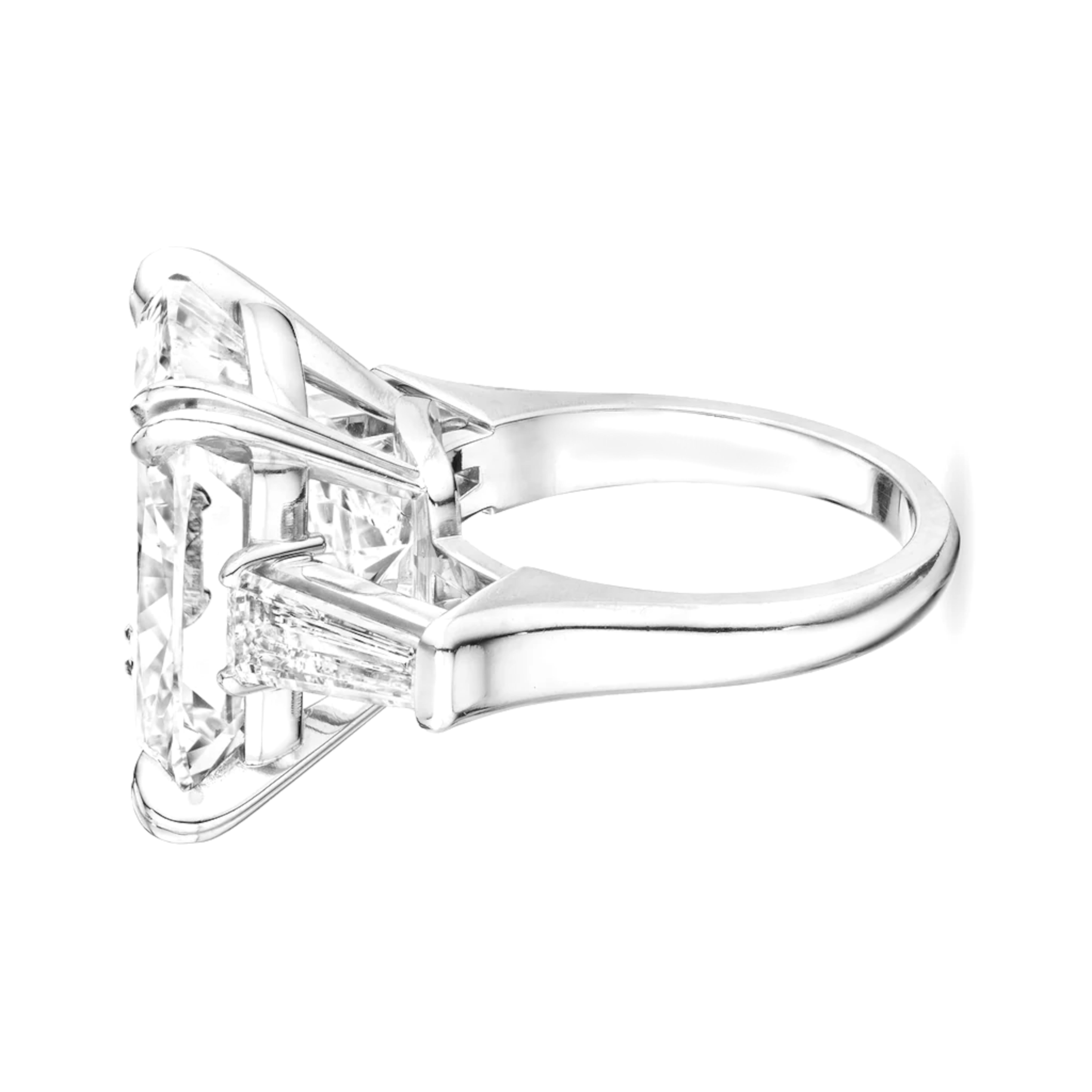 Certificado GIA de 5 quilates  Anillo de Diamantes con Baguettes Cónicas en Platino

Una auténtica obra maestra de la perfección, este diamante de 5 quilates certificado por el GIA es de color h y claridad vs1, una extraordinaria rareza en el mundo