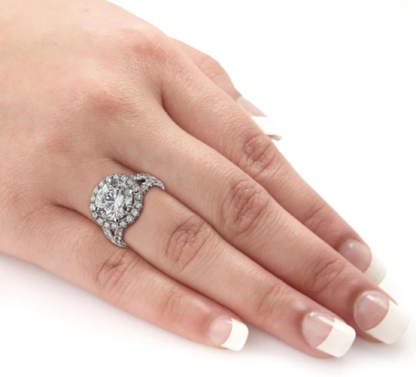 Lussuoso splendore: Anello con diamante aureolato in platino con un brillante rotondo centrale da 5 carati

Abbraccia la brillantezza di questo squisito anello a raggiera in platino, il cui cuore è costituito da un affascinante diamante tondo
