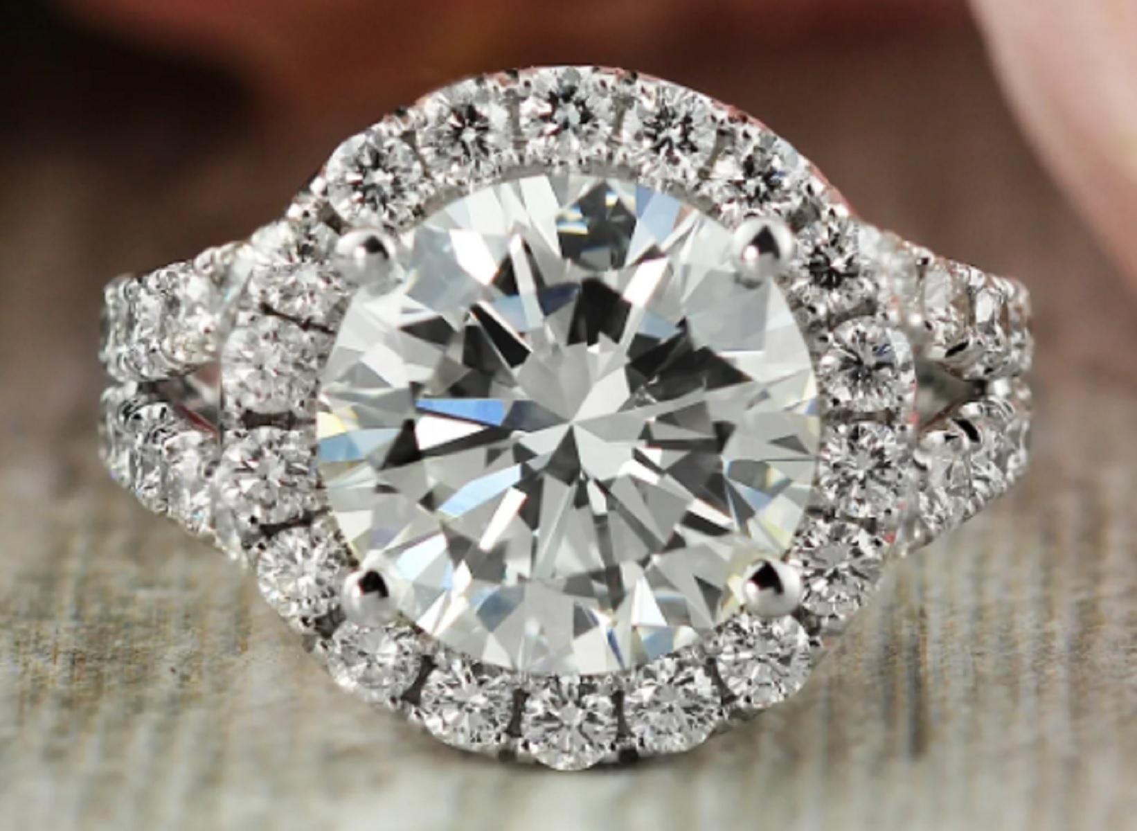 Contemporaneo Anello con diamante taglio brillante rotondo certificato GIA da 5 carati con gambo e pavé in vendita