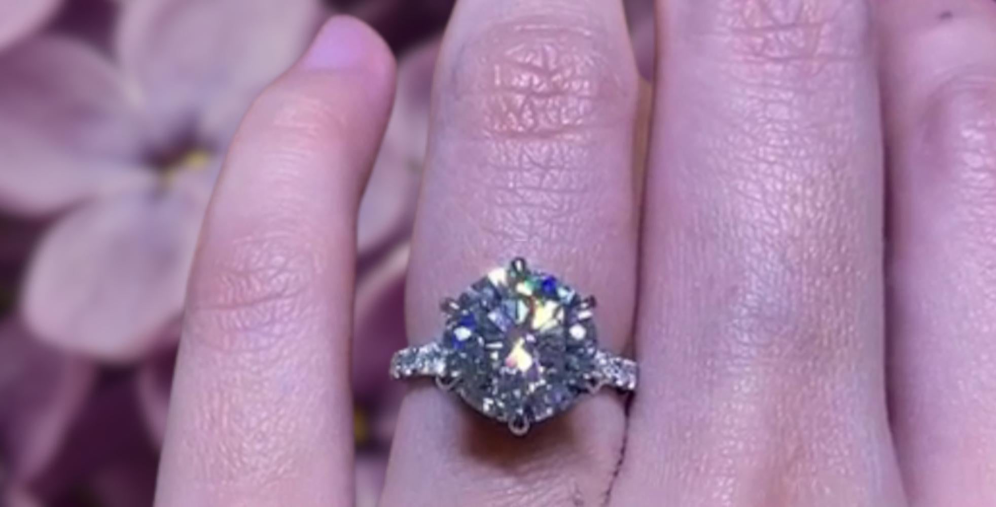Ein exquisiter 5 Karat Diamantring mit rundem Brillantschliff und 6 Zacken, gefasst in massivem Platin