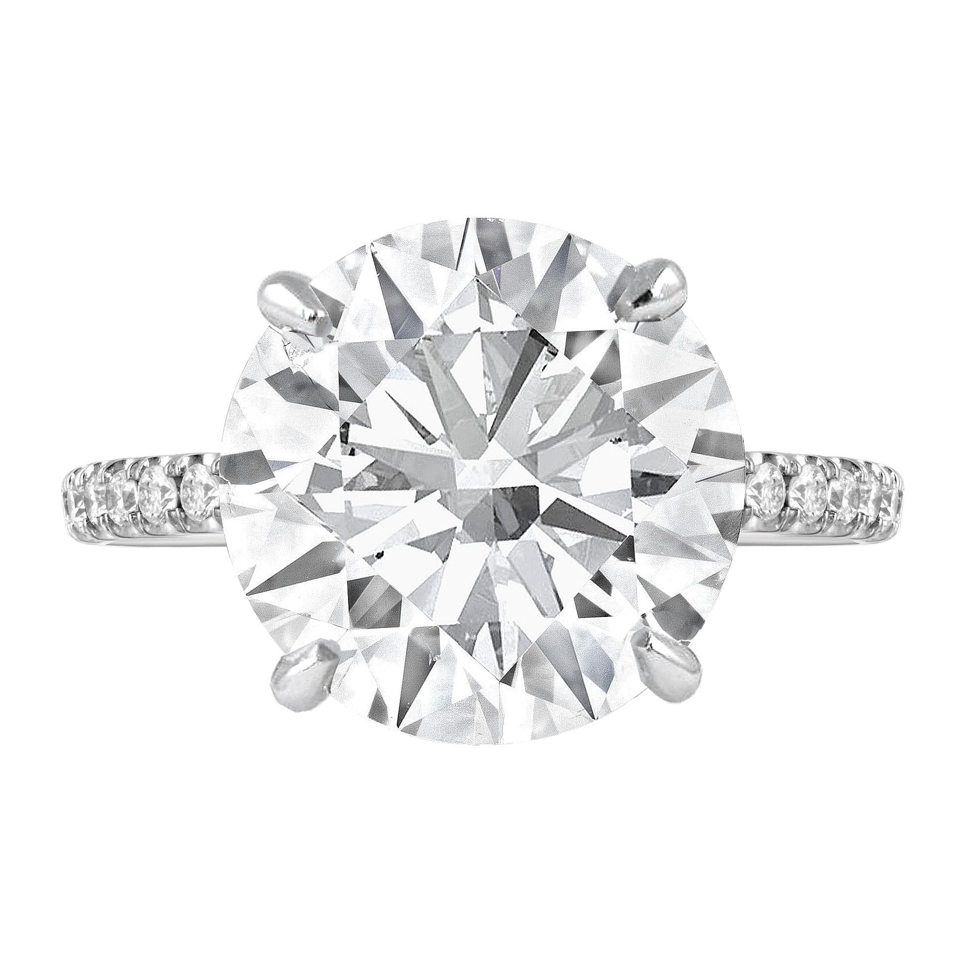 Admirez l'élégance exquise de cette bague ornée d'un éblouissant diamant rond de 5 carats certifié par la GIA, d'une couleur D exceptionnelle et d'une pureté irréprochable. Certifié par le prestigieux Gemological Institute of America (GIA), ce