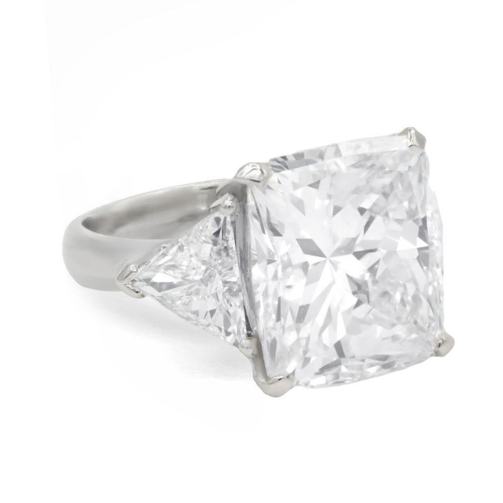 GIA-zertifizierter 5 Karat quadratischer Diamantring mit drei strahlenden Steinen im Trillionenschliff (Moderne)