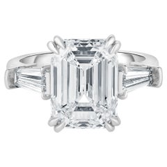 Anello in platino a tre pietre con diamante taglio smeraldo certificato GIA da 5 carati TW