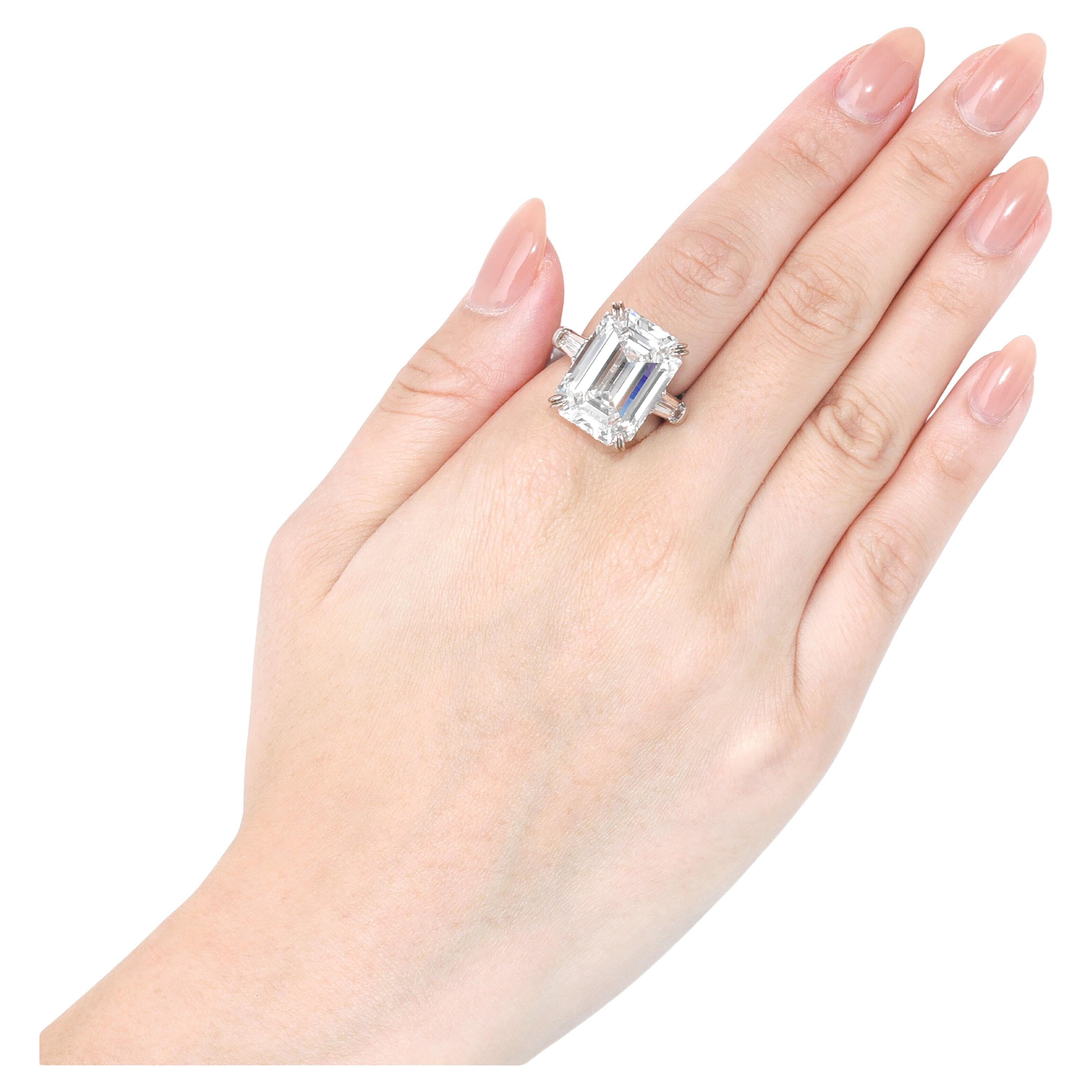 Diamante talla esmeralda de 5 quilates engastado en lujoso platino, que destila elegancia y sofisticación. El diamante central está certificado por el GIA, lo que garantiza su calidad y autenticidad, con un color e impecable claridad que contribuyen