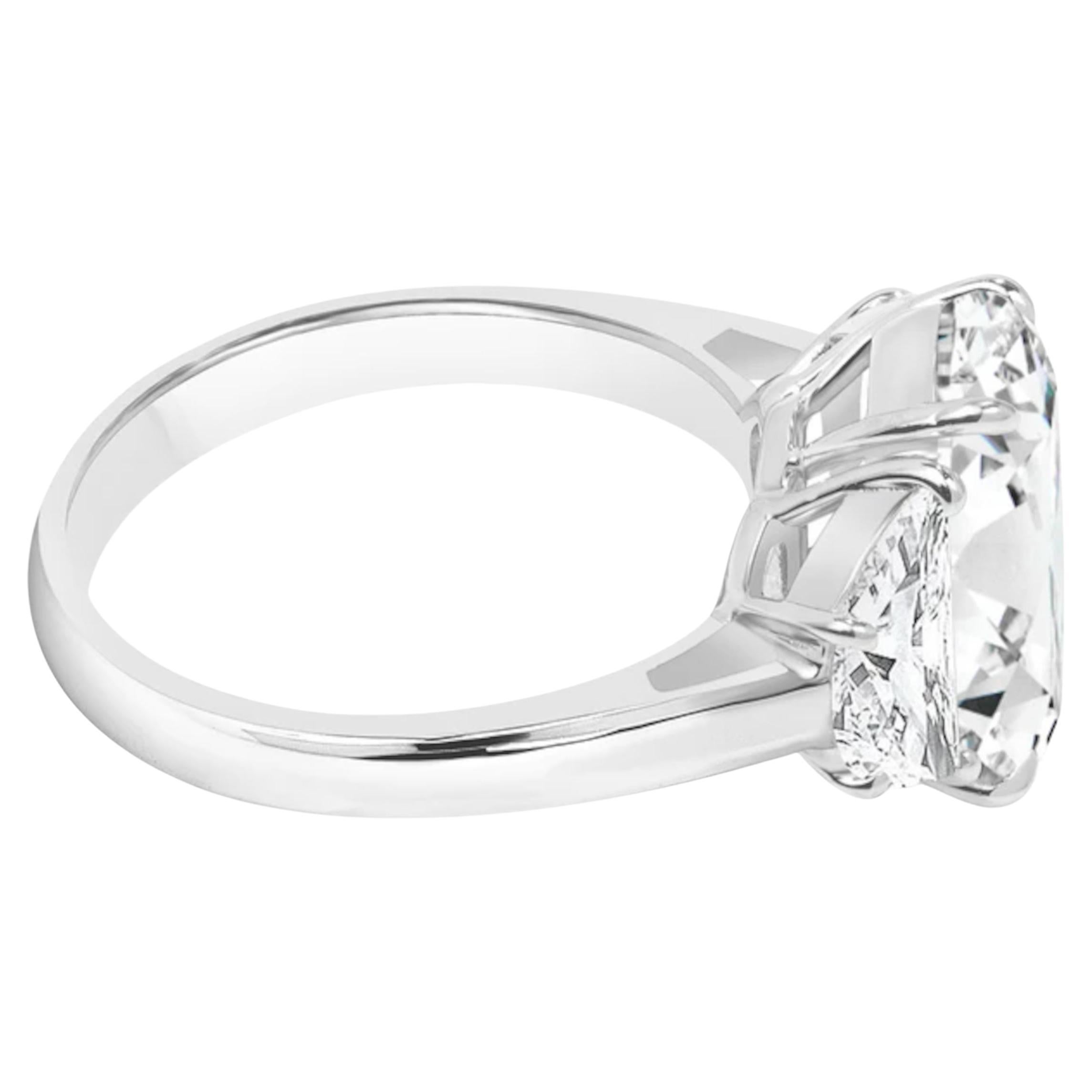 Questo sofisticato anello presenta un diamante certificato GIA da 5,01 carati con taglio ovale, incastonato in oro bianco 18 carati e affiancato da due diamanti Half Moon ai lati, che creano un design sorprendente ed equilibrato.

Il diamante
