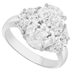 GIA-zertifizierter 5,01 Karat Diamant im Ovalschliff mit Halbmond-Diamanten aus 18 Karat Weißgold