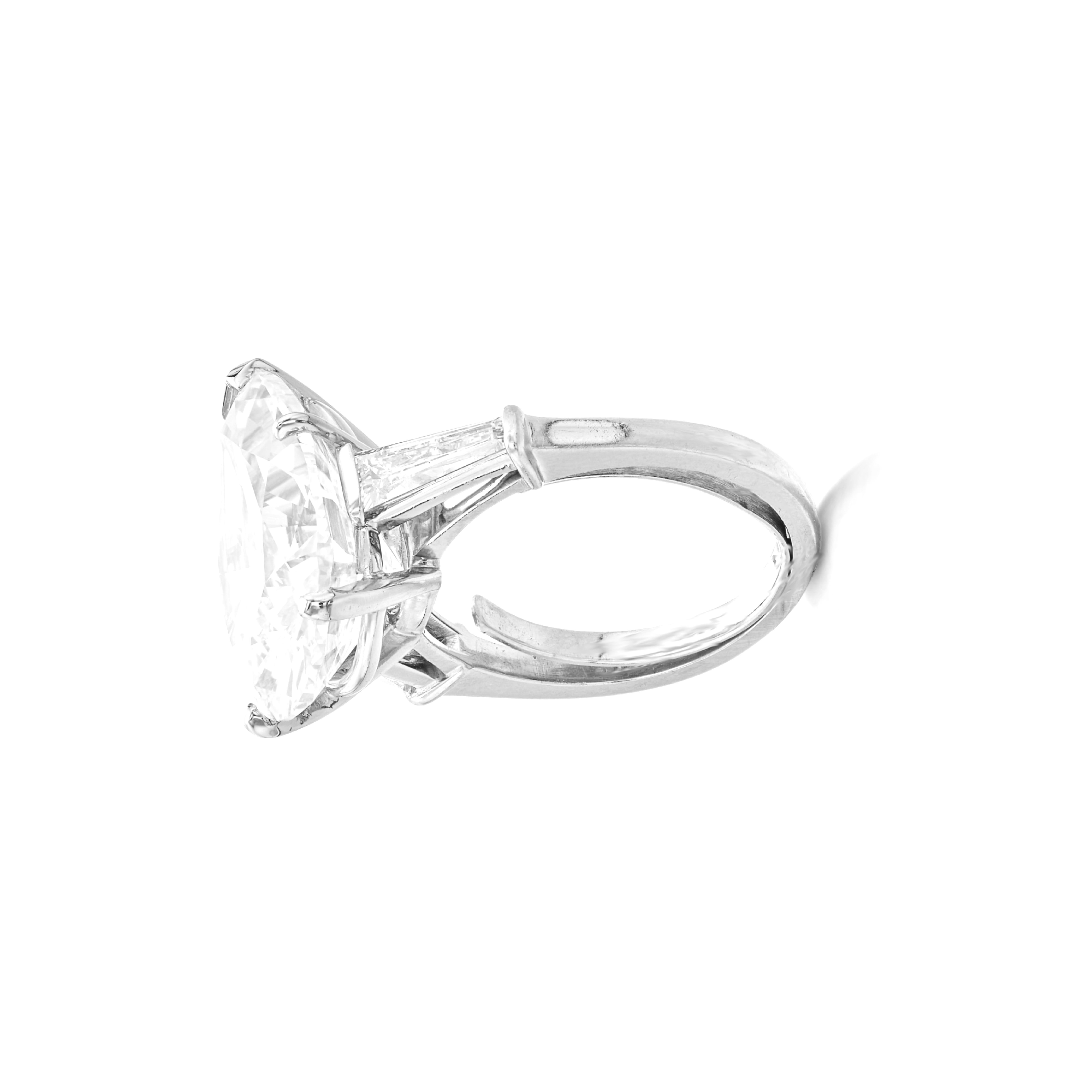 Certifié GIA, 5 ct. Bague en diamant taille brillant en forme de poire, élégamment sertie dans un luxueux platine. Cette superbe pièce comporte deux magnifiques diamants baguettes effilés, de couleur F et d'une pureté interne irréprochable, qui
