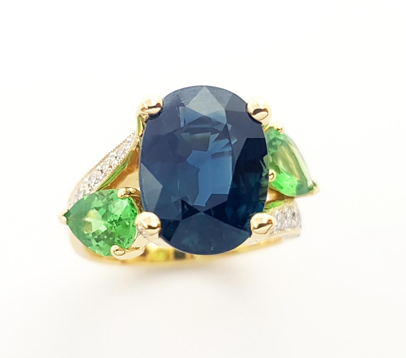 GIA Certified 5cts Blue Sapphire, Tsavorite and Diamond Ring in 18k White Gold For Sale 4