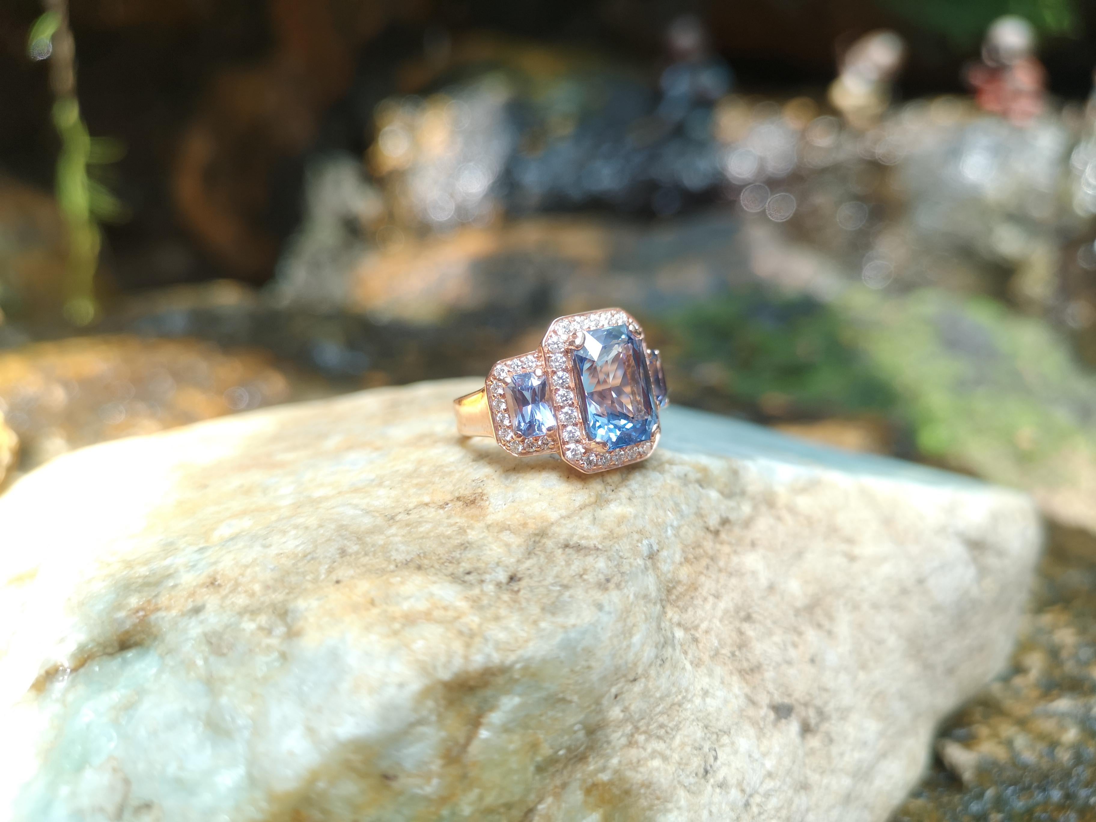 GIA Certified 5 Cts Ceylon Blue Sapphire with Diamond Ring in 18 Karat Rose Gold In New Condition In Bangkok, TH
