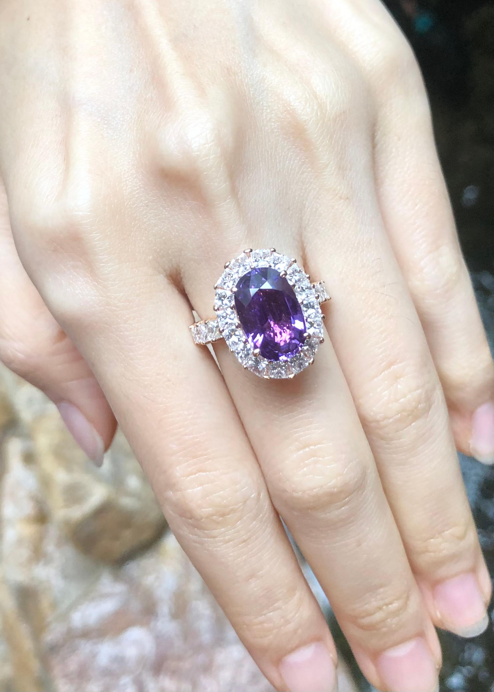 Contemporary GIA Certified 5cts Purple Sapphire with Diamond Ring Set in 18k Rose Gold For Sale