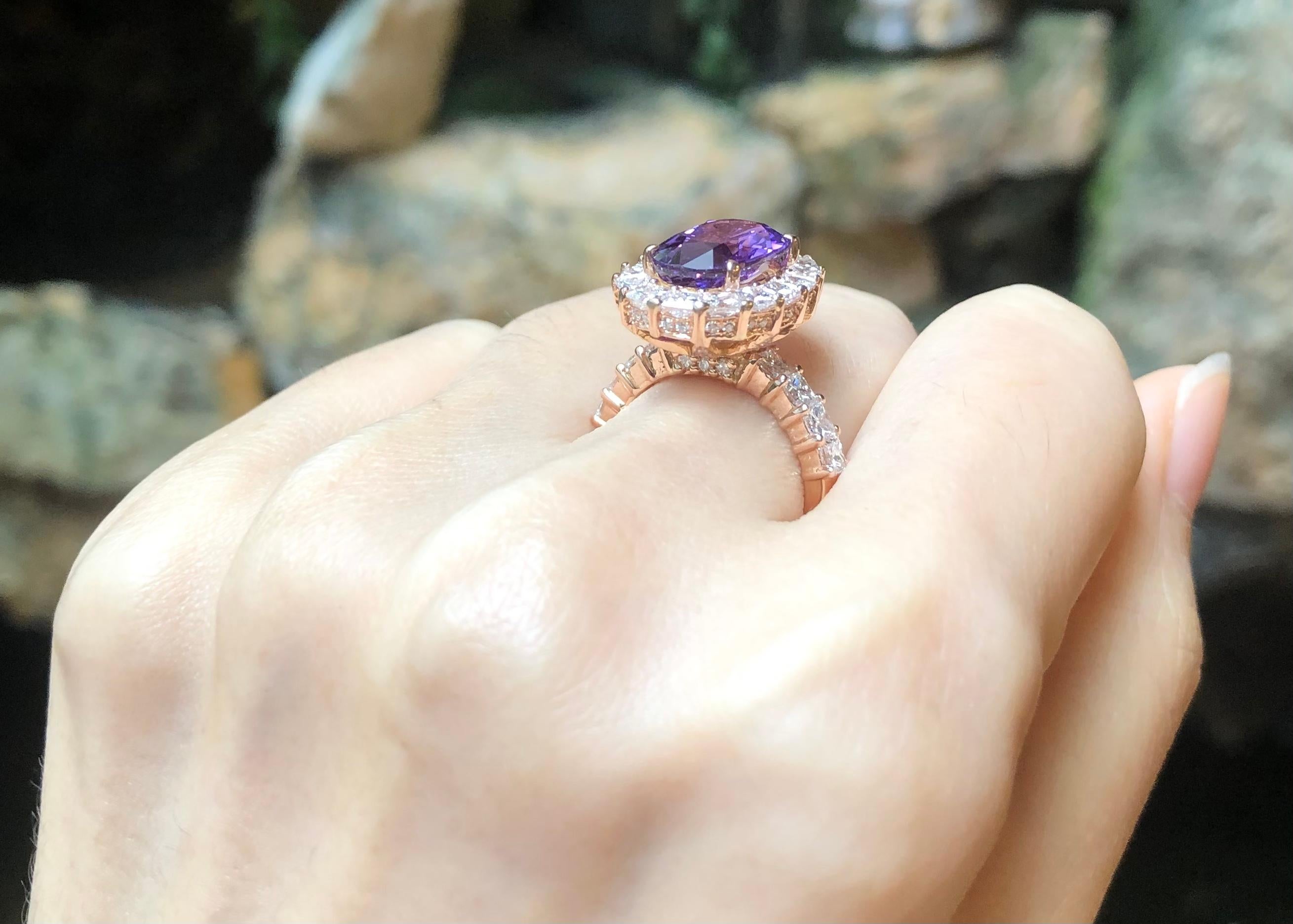 GIA Certified 5cts Purple Sapphire with Diamond Ring Set in 18k Rose Gold In New Condition For Sale In Bangkok, TH