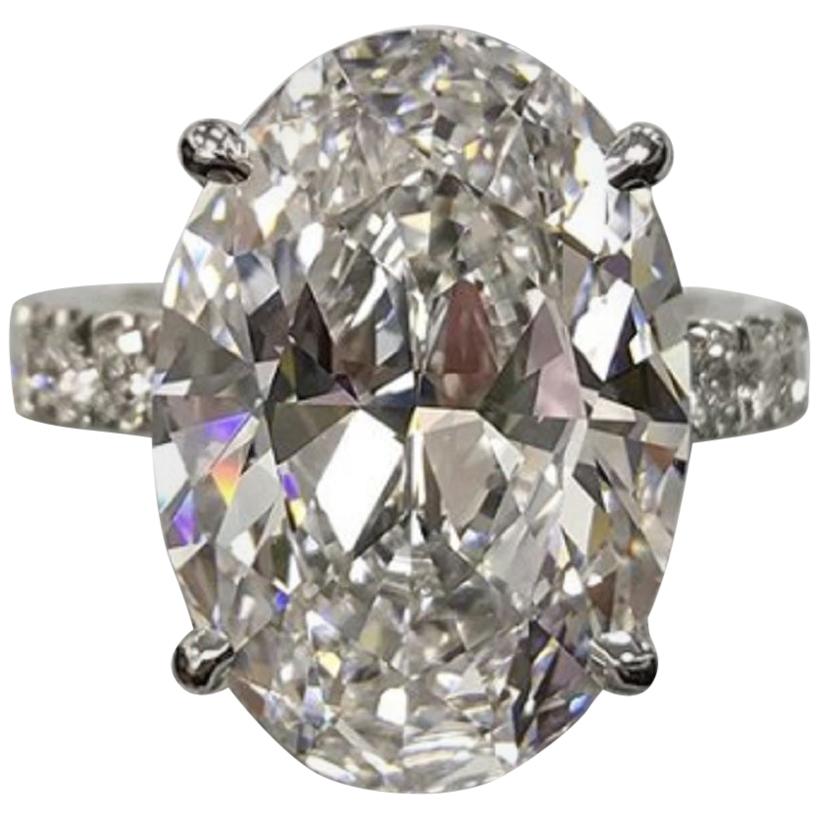 Anillo solitario de diamantes talla oval 5.01 certificado GIA en oro blanco de 18 quilates con pavé