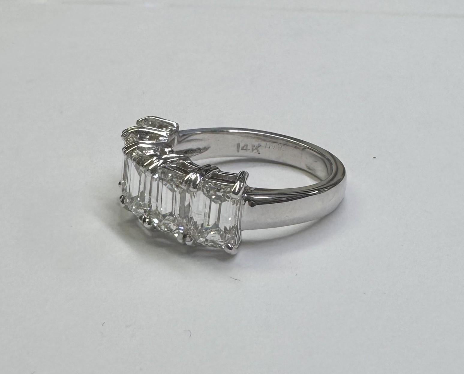 GIA zertifiziert 5 Stein Ring Smaragdschliff Form Diamantring mit einem Gewicht von 4,53 Karat 
Spezifikationen:
Karat Gesamtgewicht:  3,17cts.	
Hauptstein: 	GIA Smaragd-Schliff .93 H VS1
                        GIA Smaragd-Schliff .90  H VVS2
     