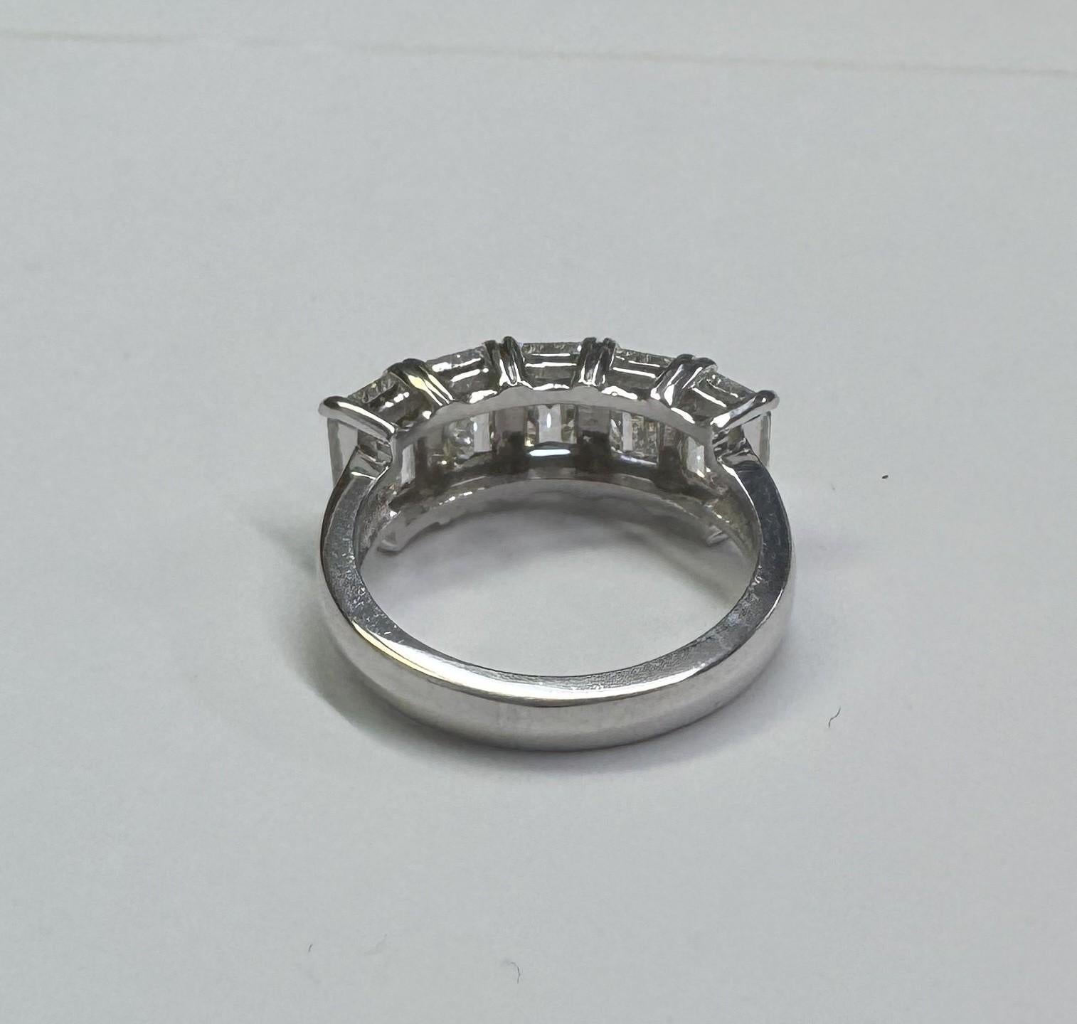 GIA zertifiziert 5 Stein Ring Smaragdschliff Form Diamantring mit einem Gewicht von 4,53 Karat (Moderne) im Angebot