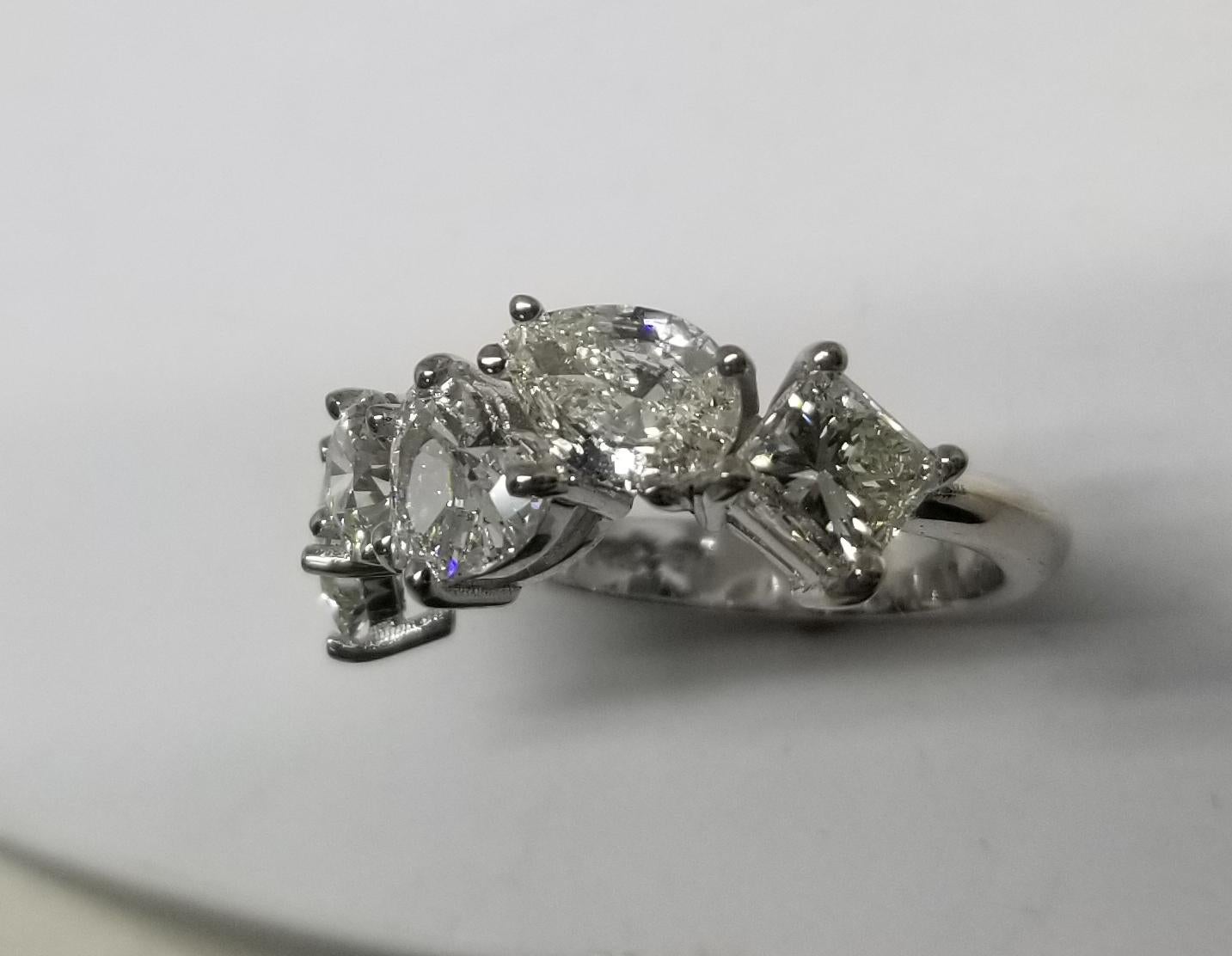 Moderne Bague d'anniversaire de 5 pierres avec diamant de forme fantaisie de 3,17 carats certifié GIA en vente