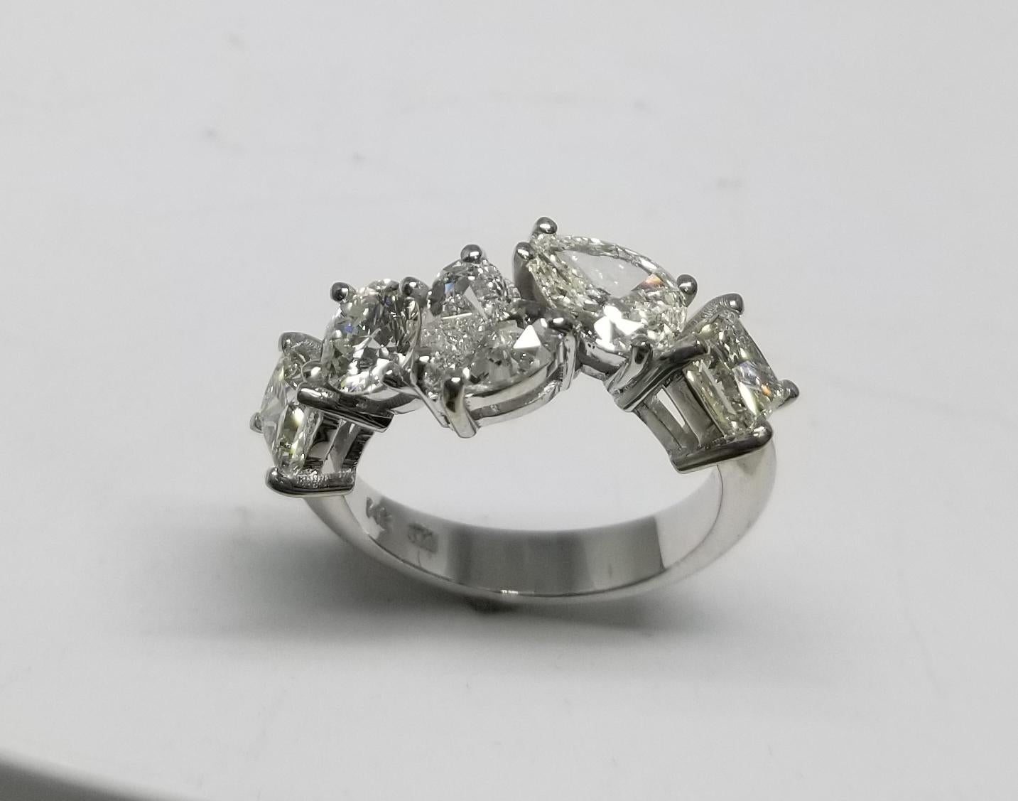 Taille cœur Bague d'anniversaire de 5 pierres avec diamant de forme fantaisie de 3,17 carats certifié GIA en vente