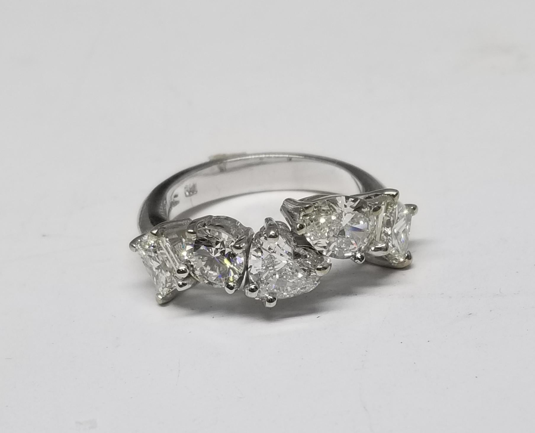 Bague d'anniversaire de 5 pierres avec diamant de forme fantaisie de 3,17 carats certifié GIA Unisexe en vente