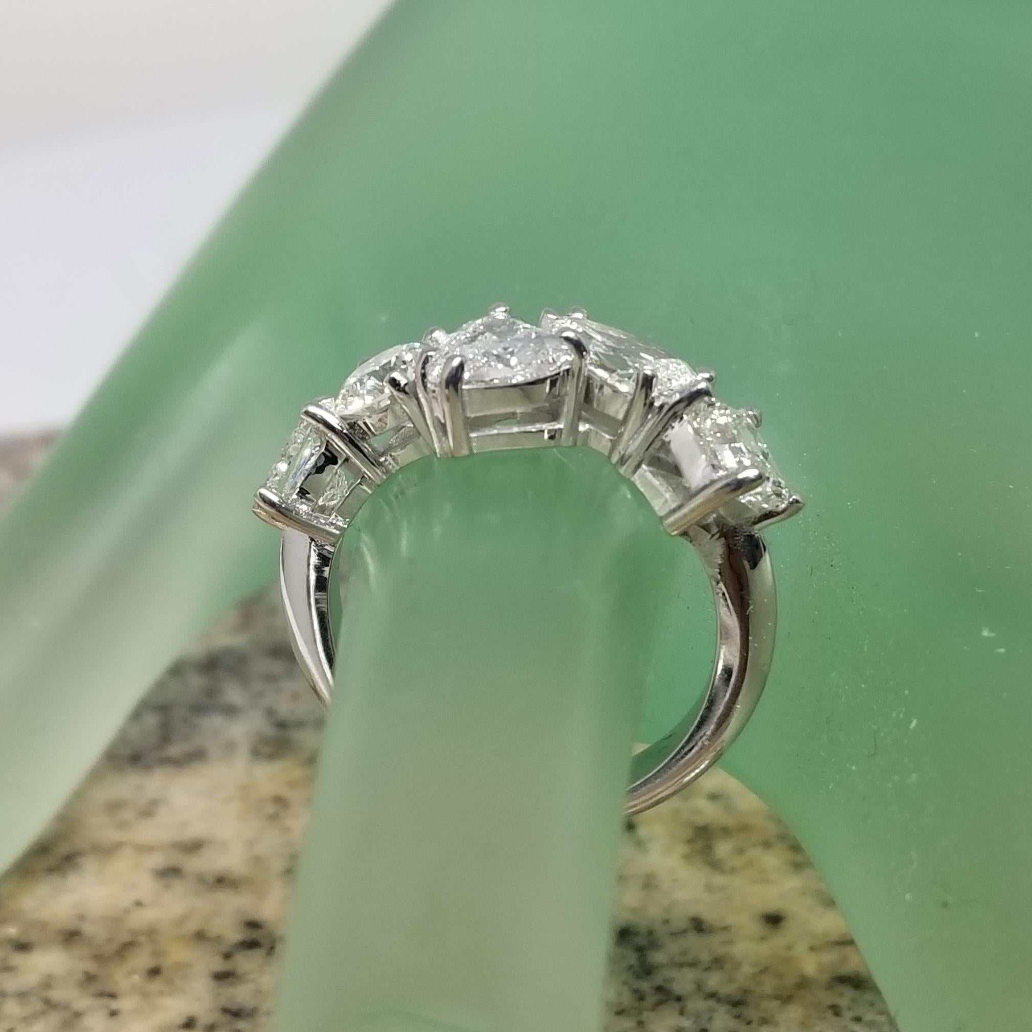 Bague d'anniversaire de 5 pierres avec diamant de forme fantaisie de 3,17 carats certifié GIA en vente 2