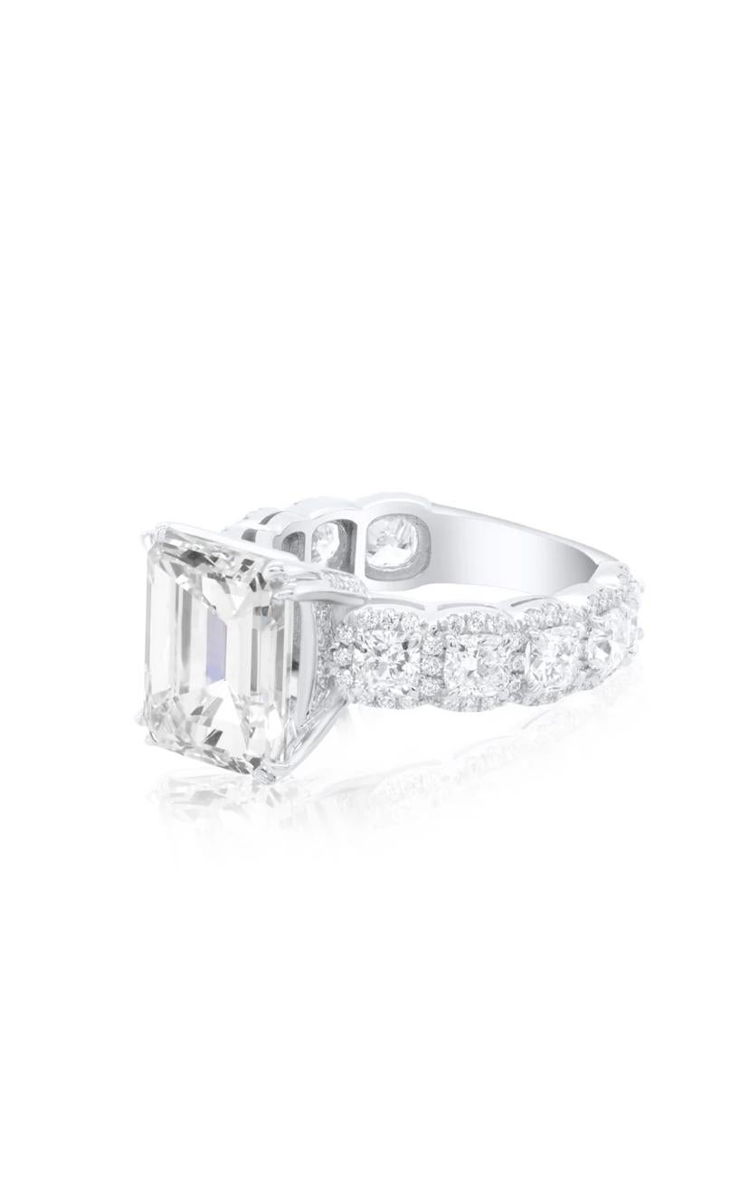 Timeless  brillance redefined. A celebration of sophistication, where elegance meets modernity .
Elevate your timeless of beauty and add a touch of light and refinement on your look.
Magnificent ring come in 18k gold with a lustrous GIA Certified