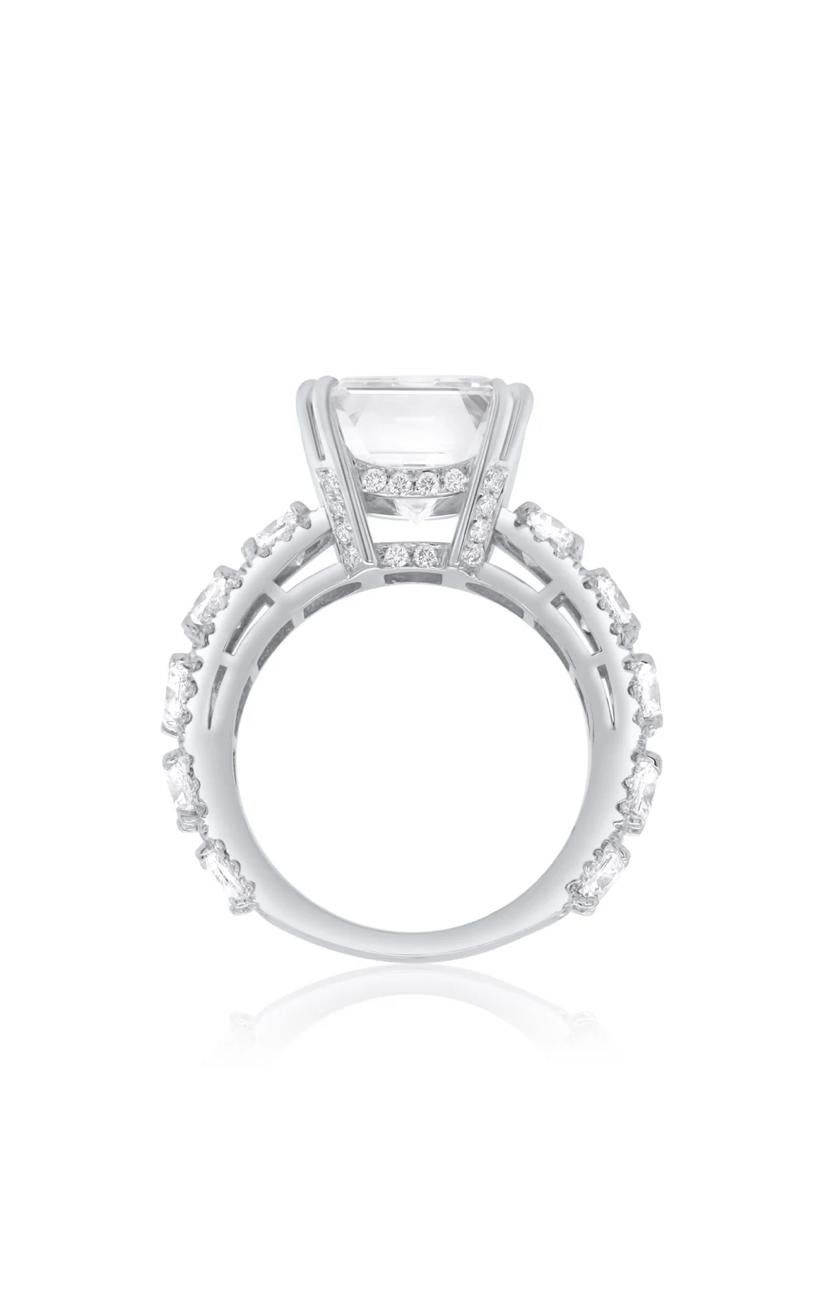GIA Certified 5.00 Carat Emerald Shape Diamond 18K Gold Ring In New Condition For Sale In Massafra, IT