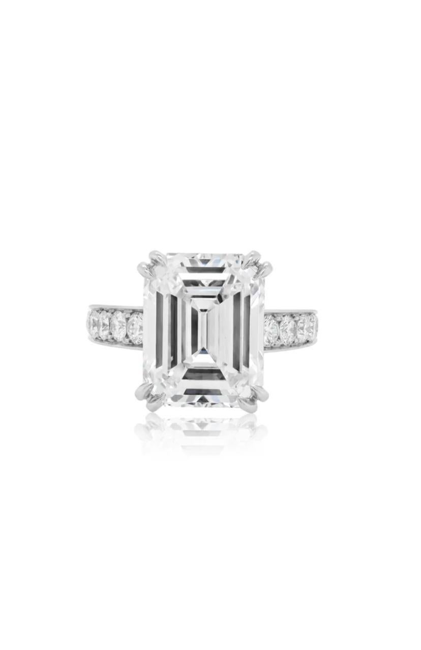 Ein exklusiver Solitär-Diamantring, in zeitgenössischem Design, so elegant und raffiniert.
Erhöhen Sie Ihre zeitlose Schönheit und verleihen Sie Ihrem Look einen Hauch von Licht und Klasse.
Magnificent Solitär-Ring kommen in 18k Gold GIA