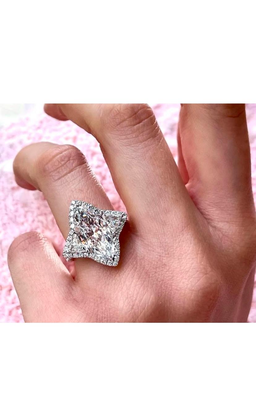 Donna Certificato GIA  Anello in oro 18 carati con diamante a forma di marquise da 5,00 carati in vendita