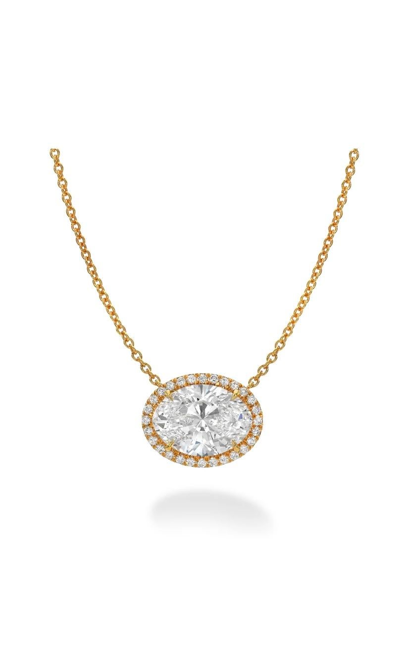Un exquis pendentif en diamant de forme ovale, au design essentiel, au style si glamour et élégant.
Élevez votre beauté intemporelle et ajoutez une touche de classe et de charme à votre personne.
Superbe collier pendentif en or 18k serti d'un