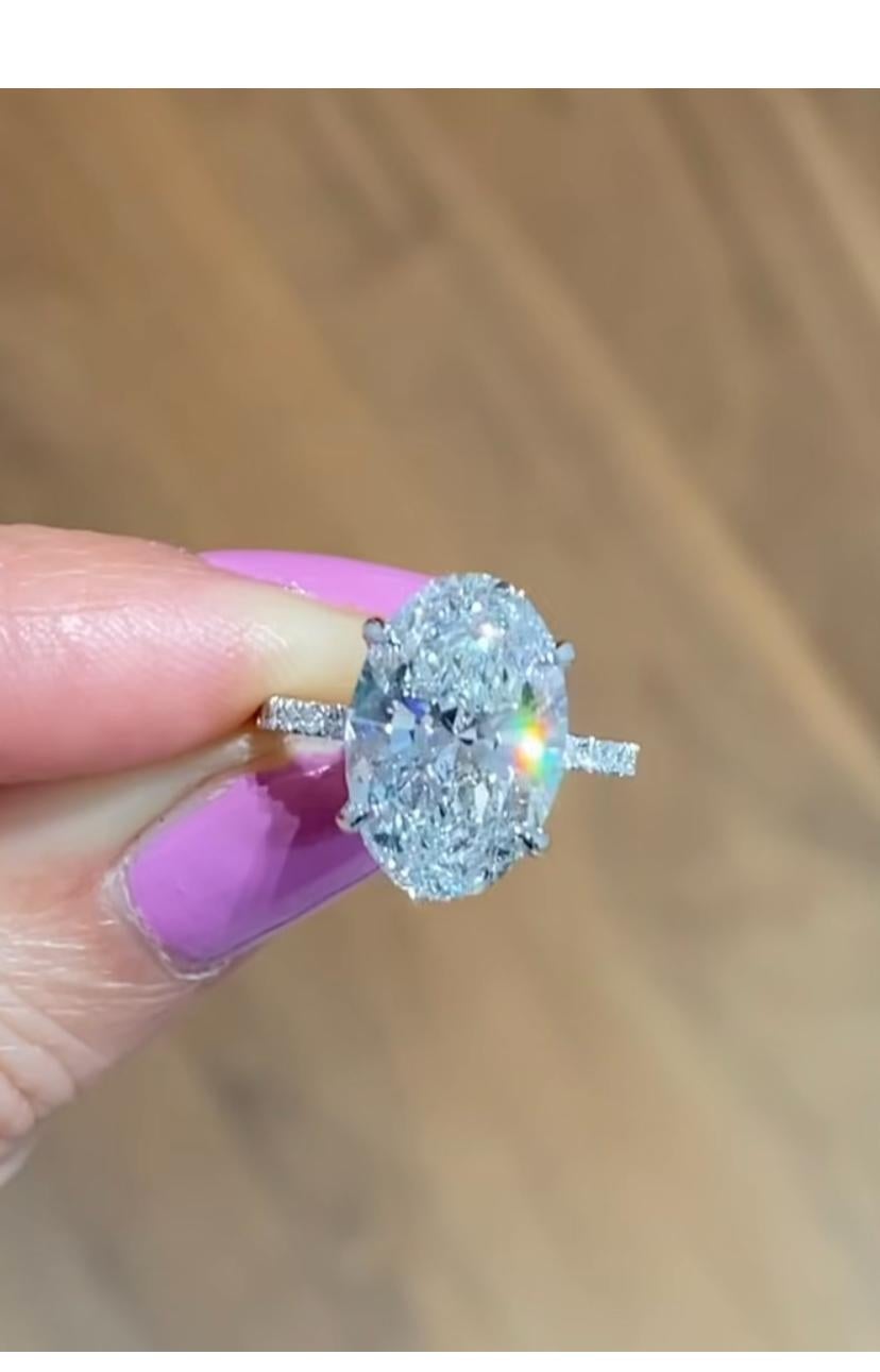 Ein exquisiter Diamant-Solitärring in zeitgenössischem Design, so elegant und raffiniert.
Erhöhen Sie Ihre zeitlose Schönheit und verleihen Sie Ihrem Look einen Hauch von Klasse und Raffinesse.
Atemberaubende Ring kommen in 18k Gold mit einem GIA