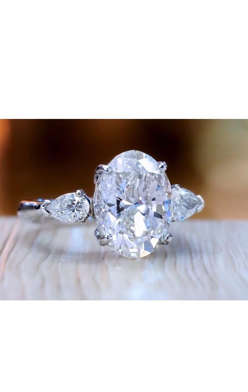An exquisite Diamond solitaire ring in modern and essential design, so elegant and refined style.
Stunning ring come in 18k gold with a GIA Certified Natural Diamond of 5,00 , in perfect oval shape, J color SI1 clarity , and side pear cut Diamonds