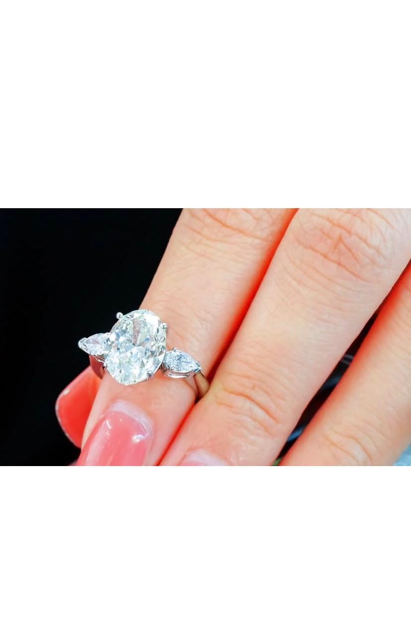 GIA Certified 5.00 Carat Oval Shape Diamond 18K Gold Solitaire Ring In New Condition For Sale In Massafra, IT