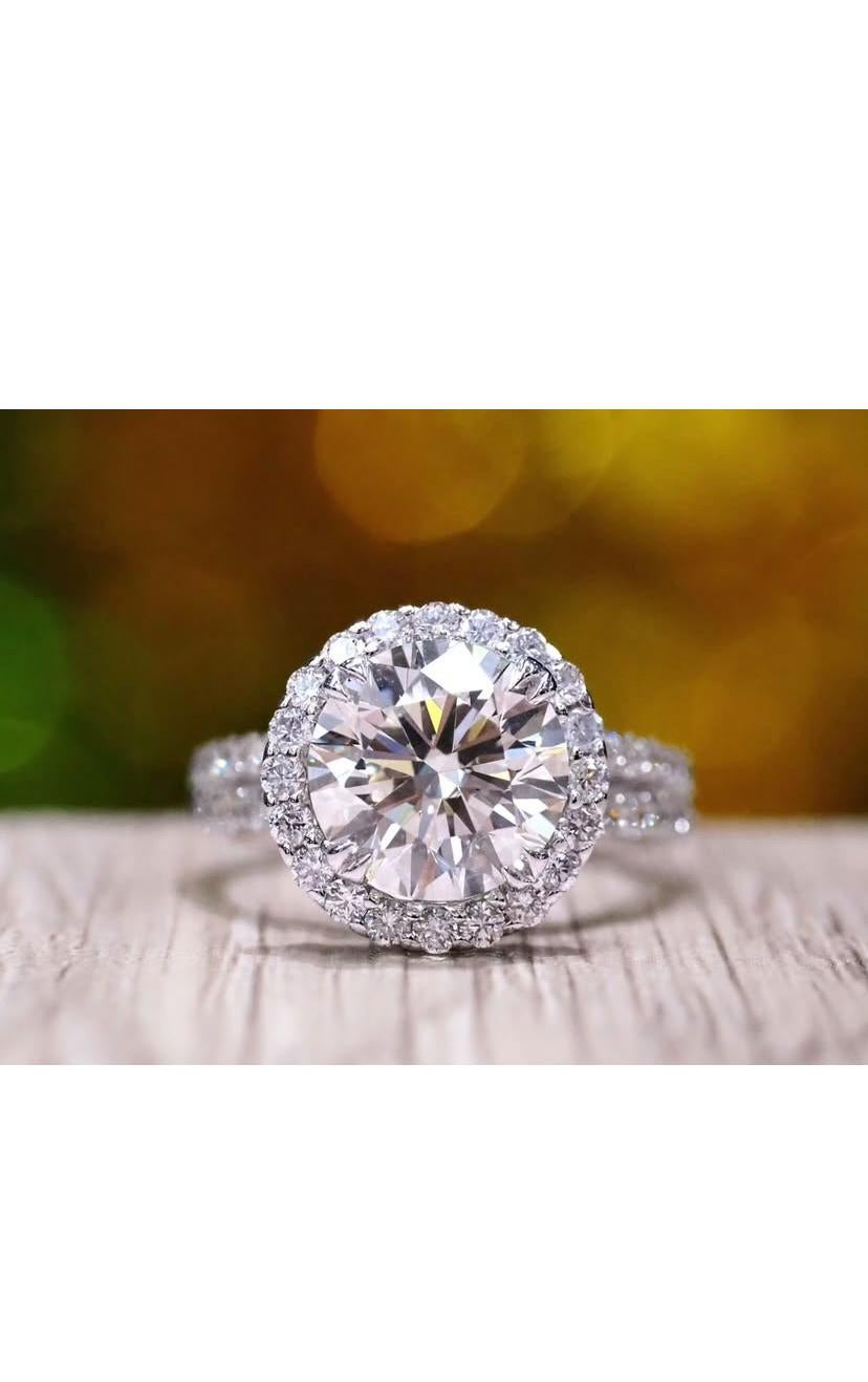 An exquisite Diamond solitaire ring in contemporary design, so elegant and refined style.
Elevate your timeless of beauty and add a touch of refinement and light on your look.
Magnificent ring come in 18k gold with a lustrous GIA Certified 5,00