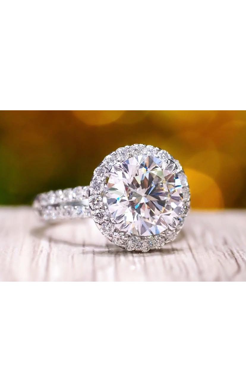GIA Certified 5.00 Carat Round Brilliant Shape 18K Gold Solitaire Ring In New Condition For Sale In Massafra, IT
