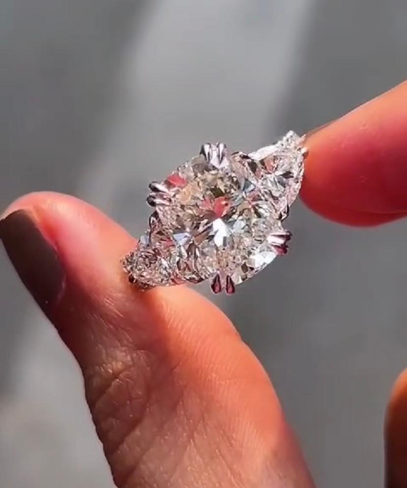 Eleva tu look y adorna tu mano con este adorable anillo solitario. Es tan preciosa y de estilo sofisticado, una pieza muy glamurosa.
Toda mujer merece adornarse con una colección de exquisitas joyas de diamantes. 
Magnífico anillo solitario de oro