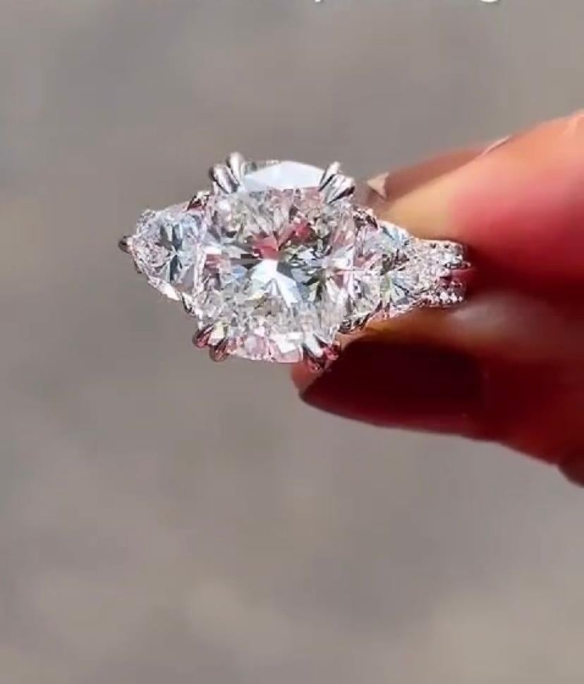 Diamante talla cojín de 5,00 quilates certificado por el GIA  Anillo solitario de oro de 18 quilates Contemporáneo en venta