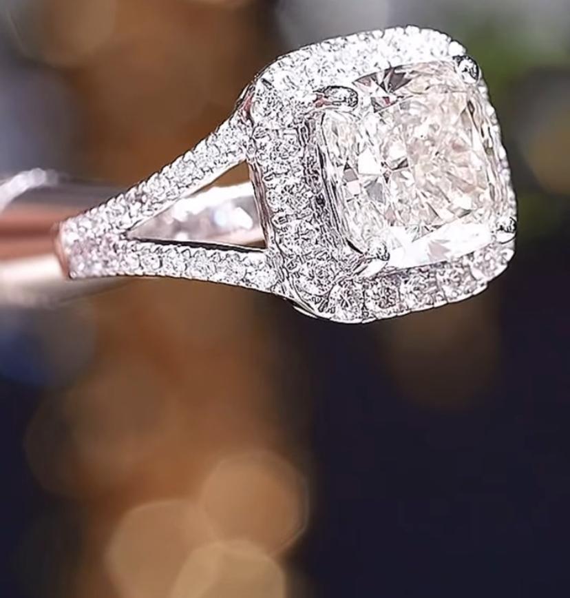 Exclusive Diamond solitaire Ring in a elegant design.
Elevate your timeless of beauty and add a touch of class and sophistication on your look.
Stunning ring come 18k gold with lustrous GIA Certified Diamond of 5,00 carats, K color VS2 clarity, and