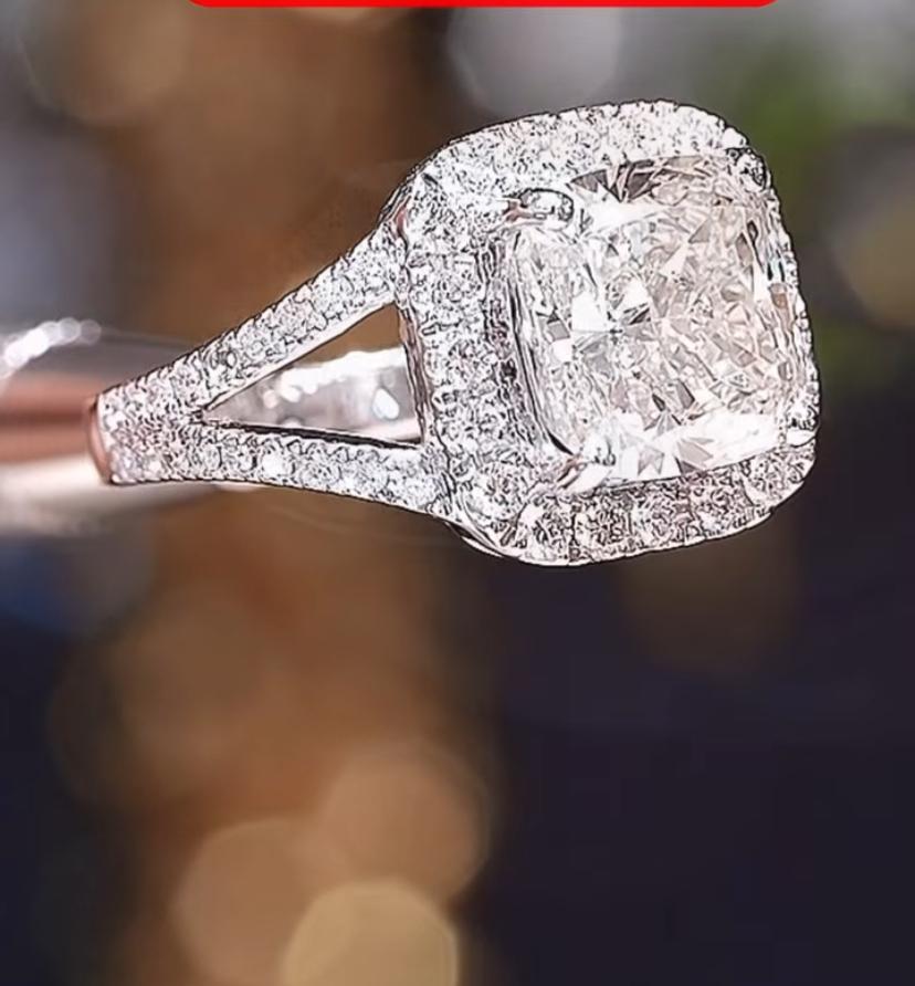GIA Certified 5.00 Carats Cushion Shape Diamond 18K Gold Solitaire Ring Corte cojín en venta