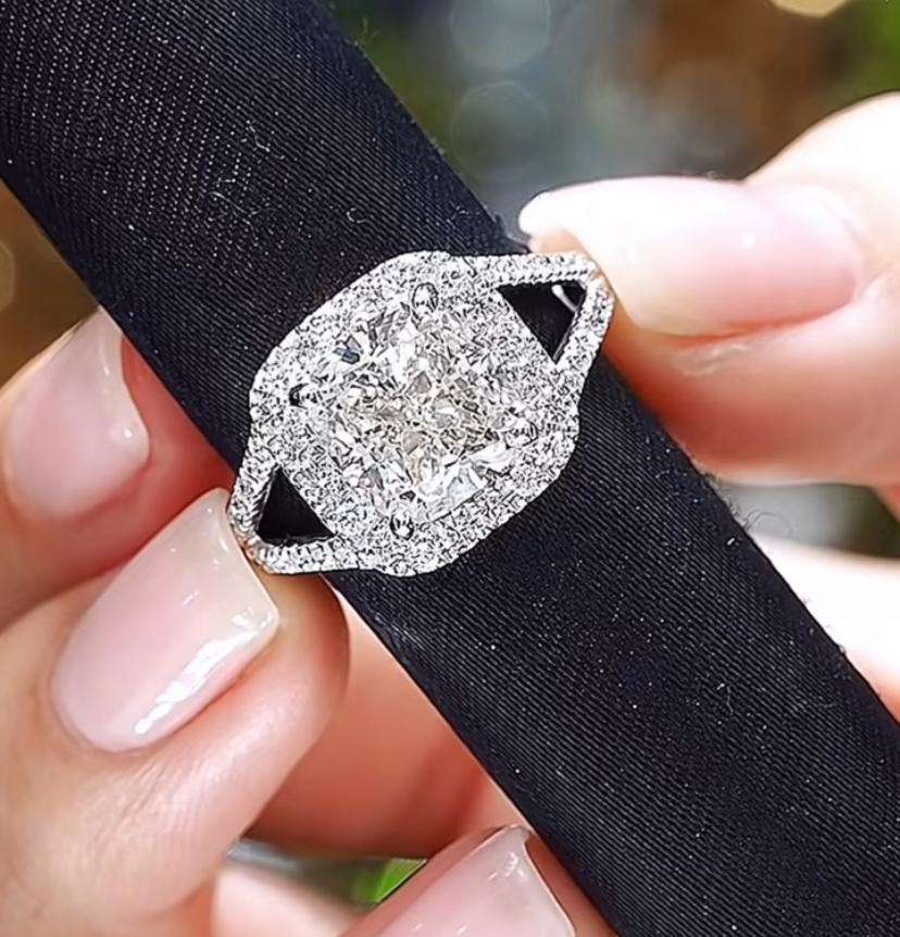 GIA Certified 5.00 Carats Cushion Shape Diamond 18K Gold Solitaire Ring en Nuevo estado para la venta en Massafra, IT