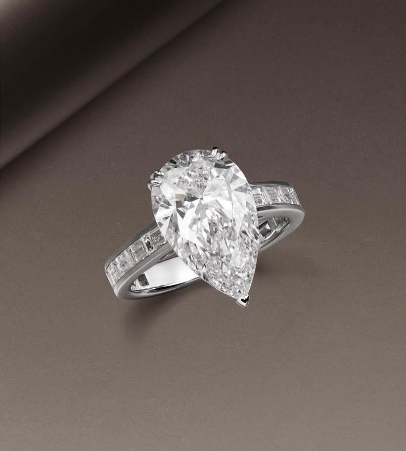 *🔥 Perfezione di pera scintillante 🔥*

5,00 Carati  Anello con diamante a forma di pera A. Stone
Colore  VVS1 Chiarezza  
Incastonato in oro 18 carati, con diamanti laterali scintillanti.
Un raro abbagliamento  diamante perlato di dimensioni