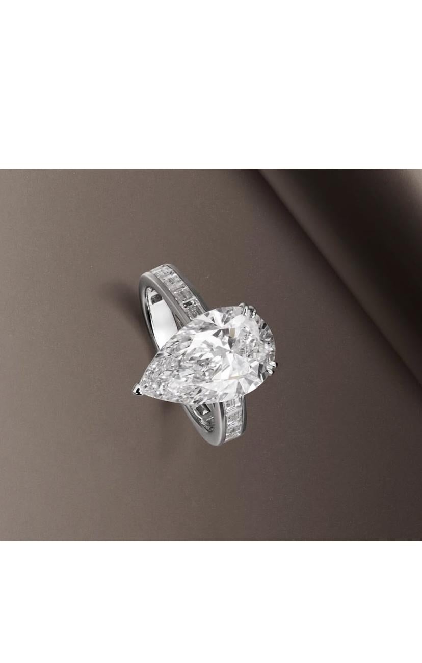 GIA Certified 5.00 Carats D/VVS1 Pear Shape Diamond Anello solitario in oro 18K in vendita 1